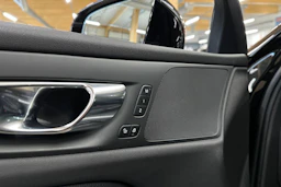 musta Volvo S60 2021 kuva 28.