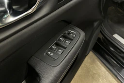 musta Volvo S60 2021 kuva 29.