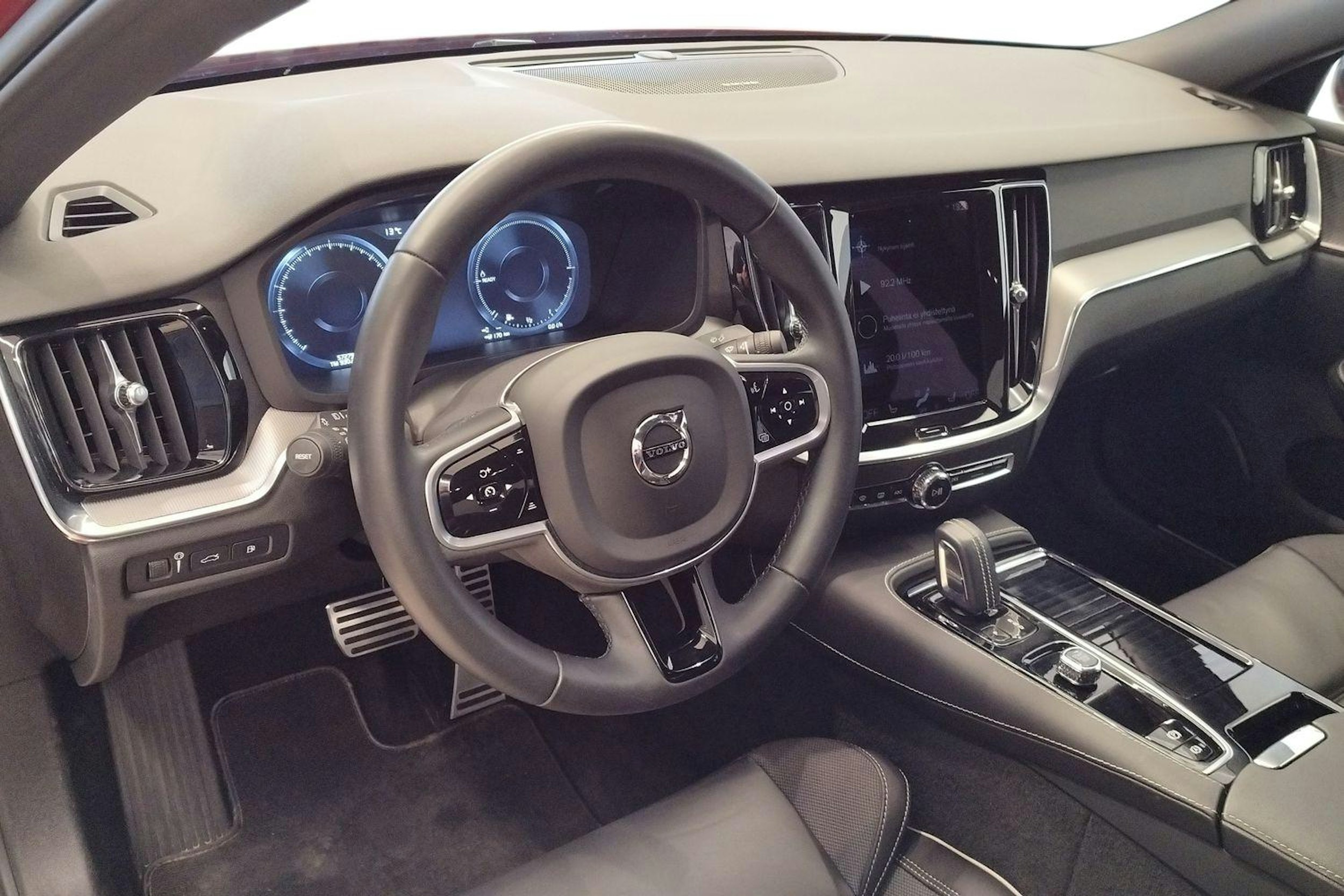 Punainen Volvo S60 2021 kuva 6.