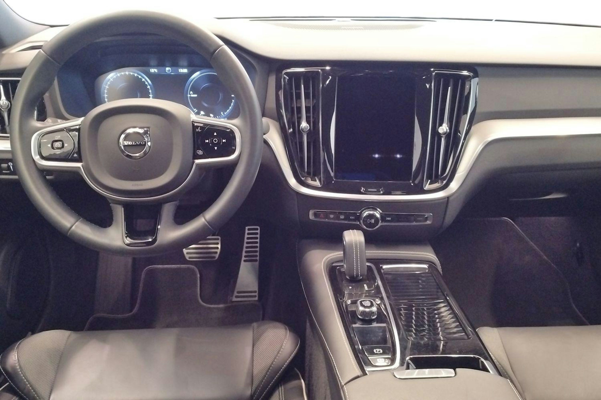 Punainen Volvo S60 2021 kuva 7.