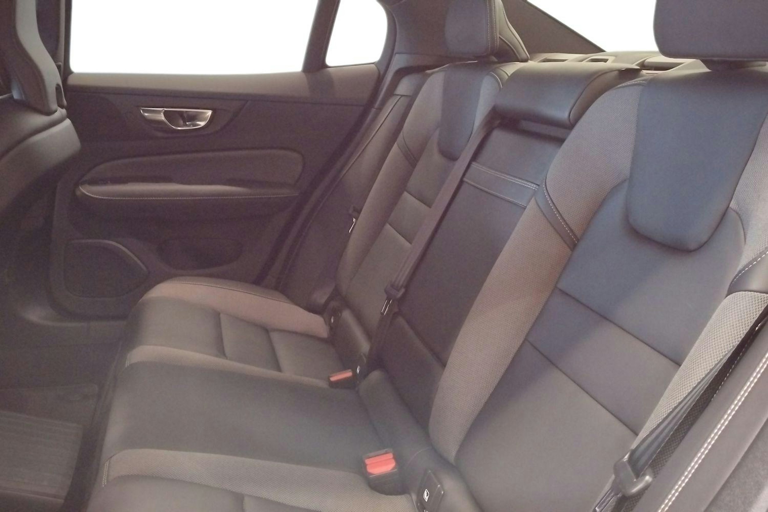 Punainen Volvo S60 2021 kuva 8.