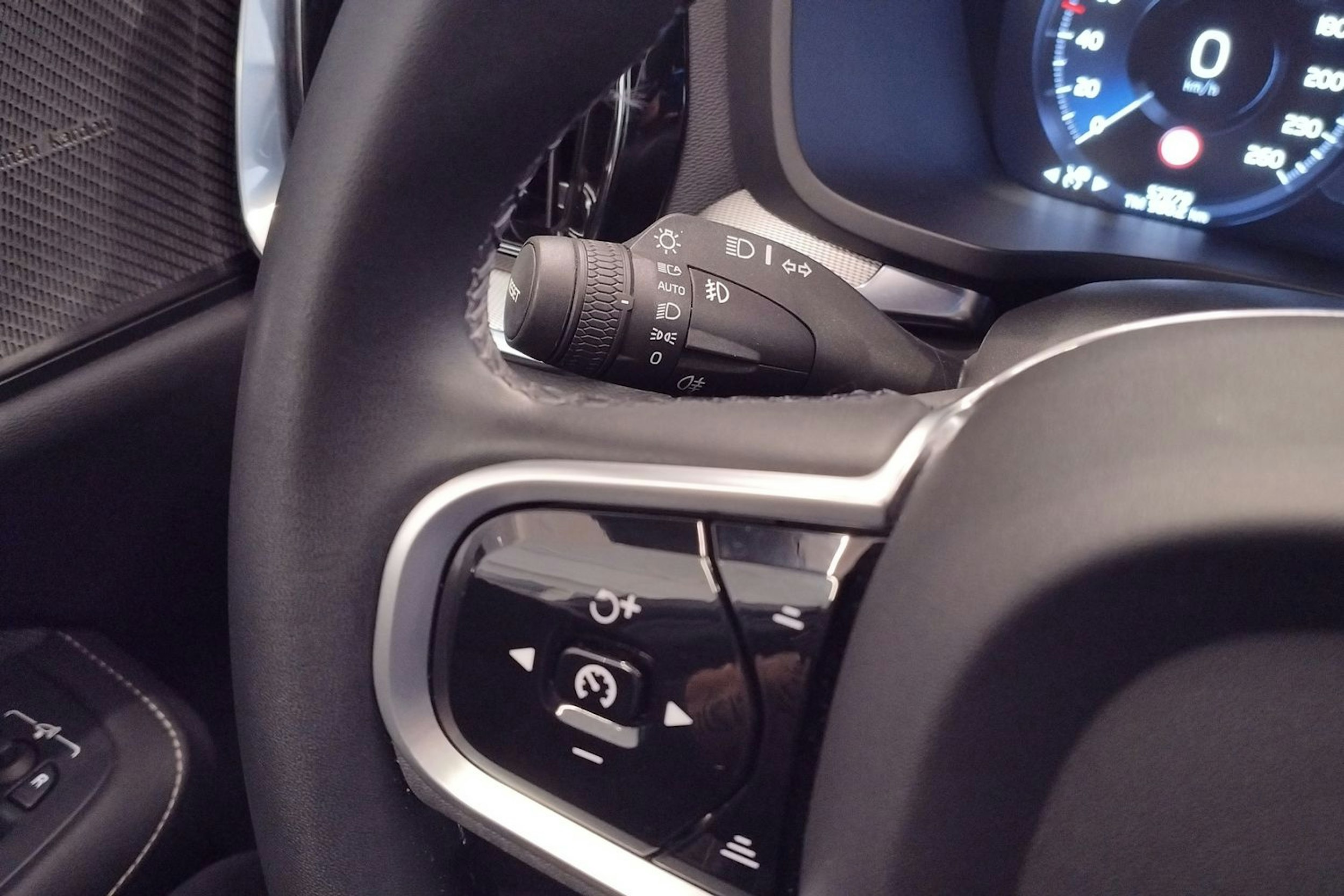 Punainen Volvo S60 2021 kuva 12.