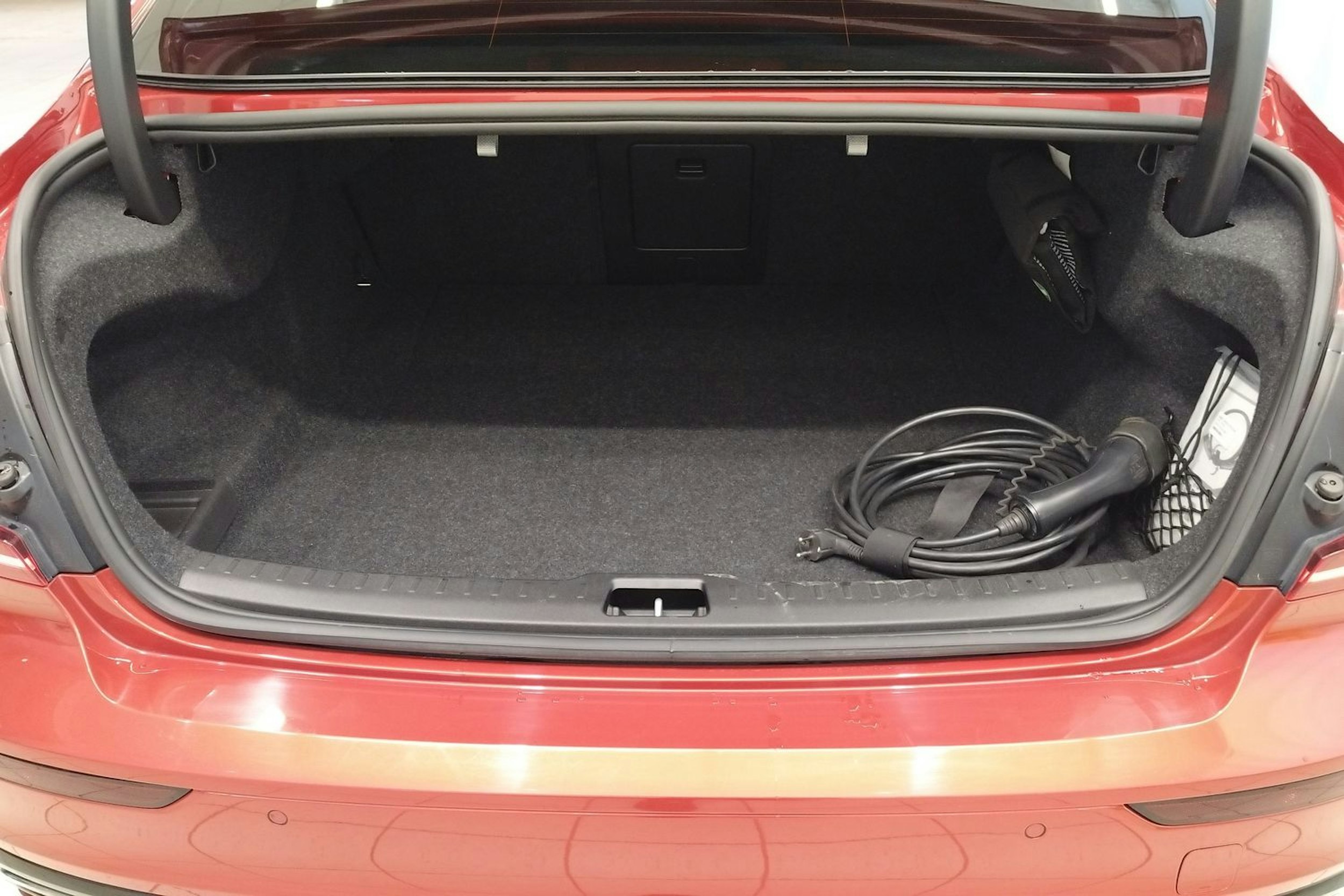 Punainen Volvo S60 2021 kuva 17.