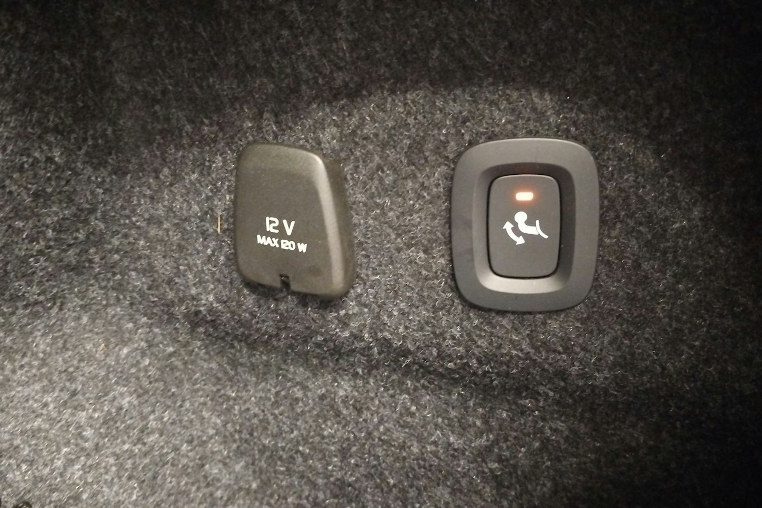 Punainen Volvo S60 2021 kuva 18.