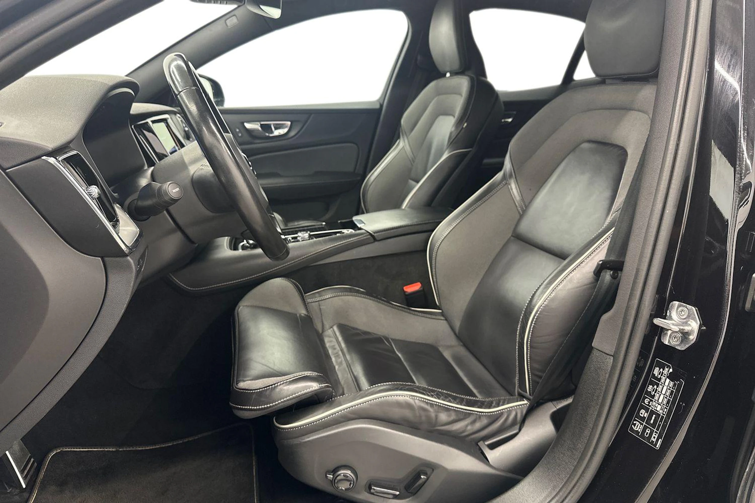 musta Volvo S60 2021 kuva 8.