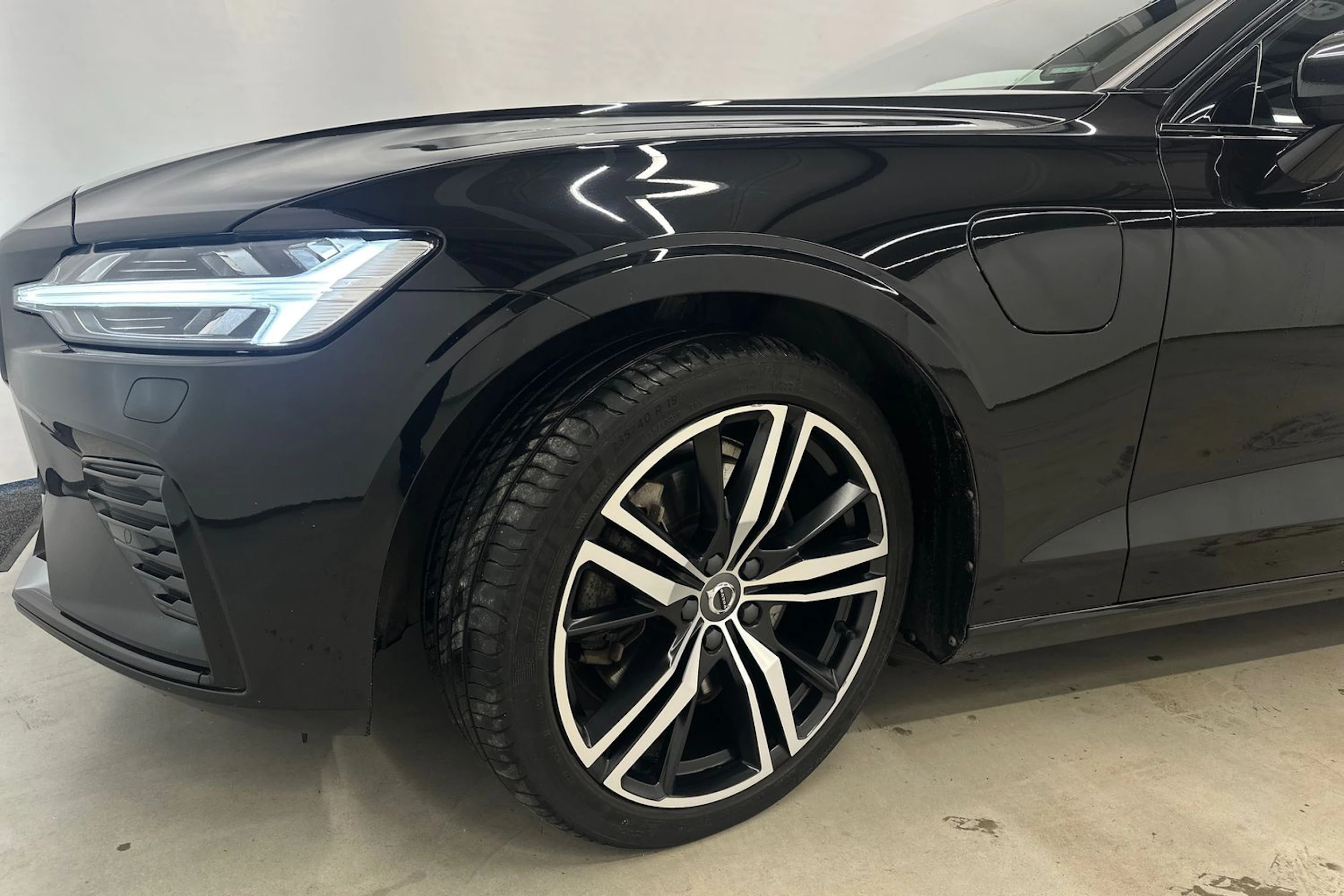 musta Volvo S60 2021 kuva 10.