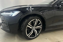 musta Volvo S60 2021 kuva 10.