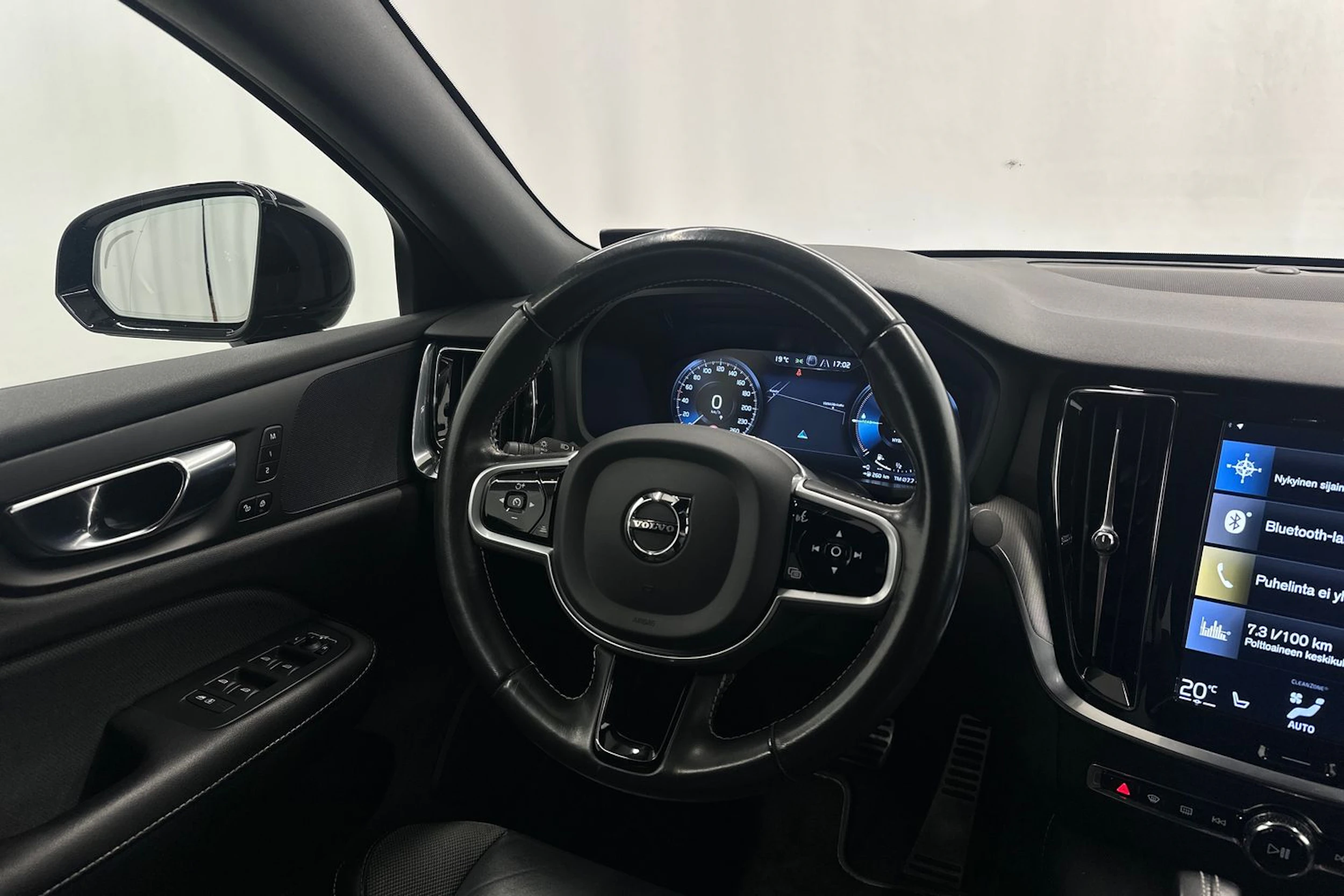 musta Volvo S60 2021 kuva 11.