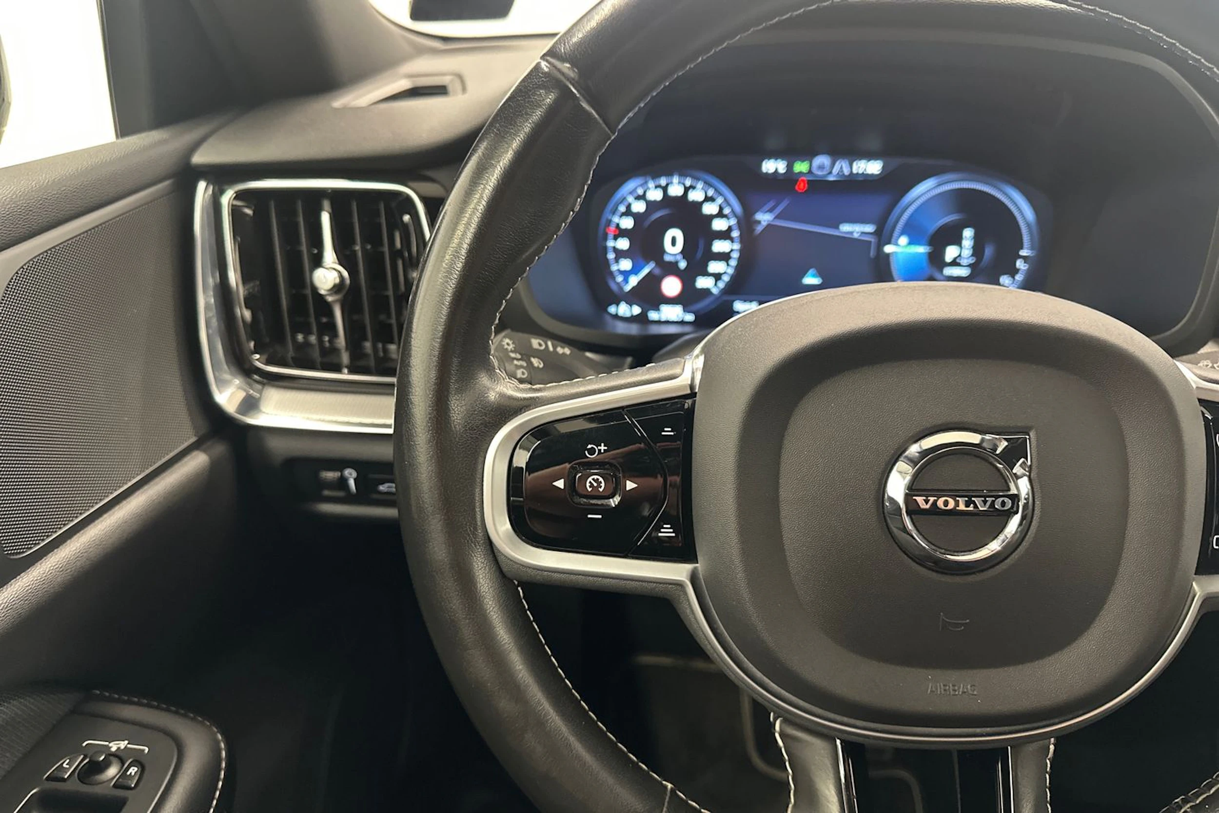 musta Volvo S60 2021 kuva 12.