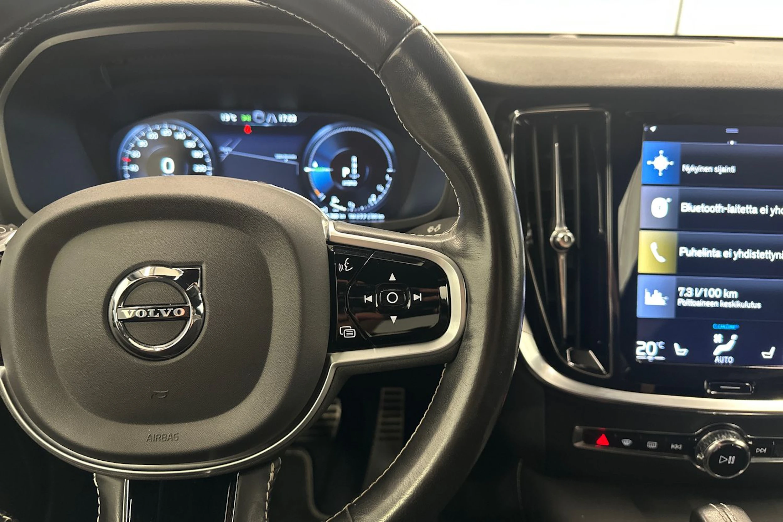 musta Volvo S60 2021 kuva 13.
