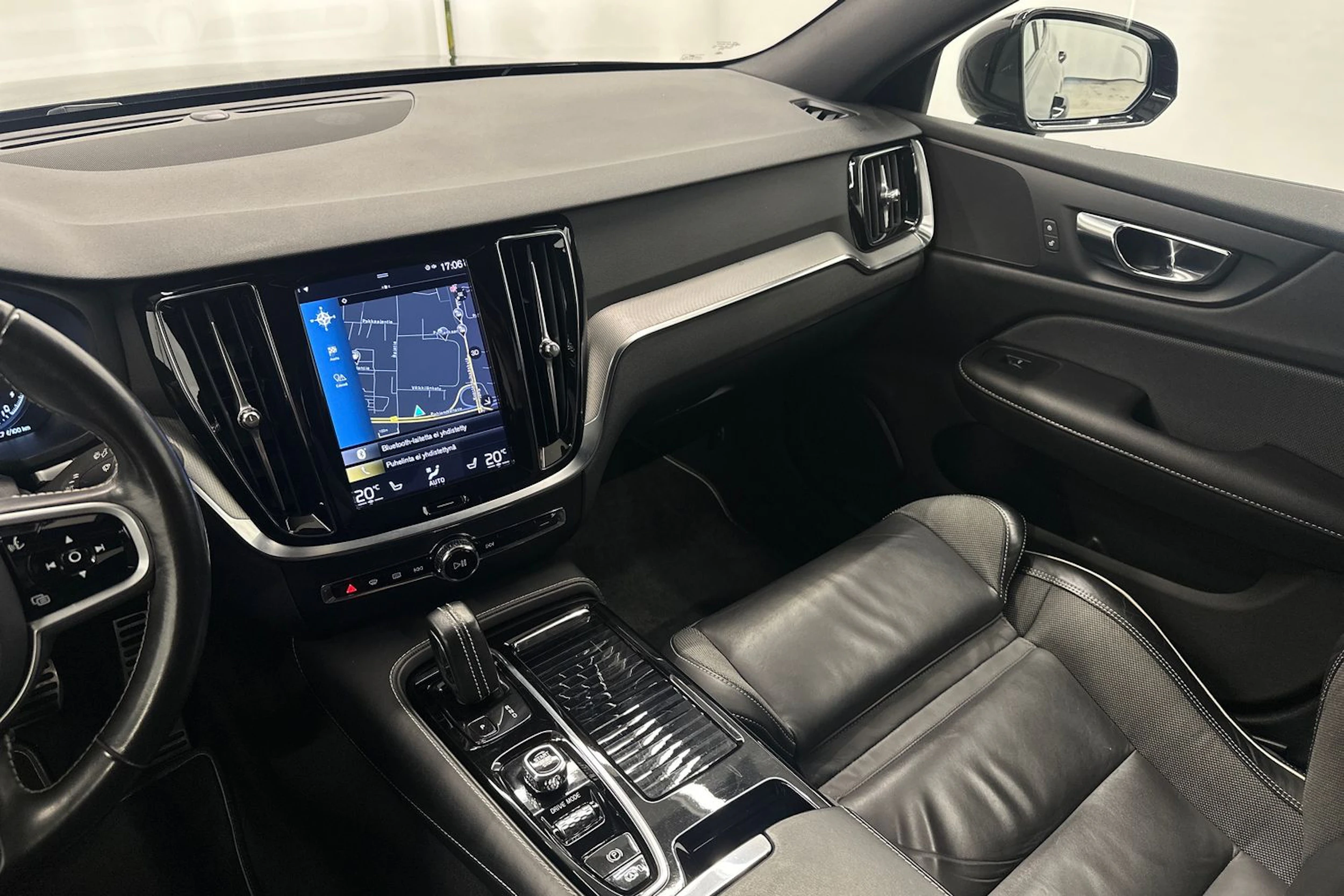 musta Volvo S60 2021 kuva 17.