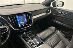 musta Volvo S60 2021 kuva 17.
