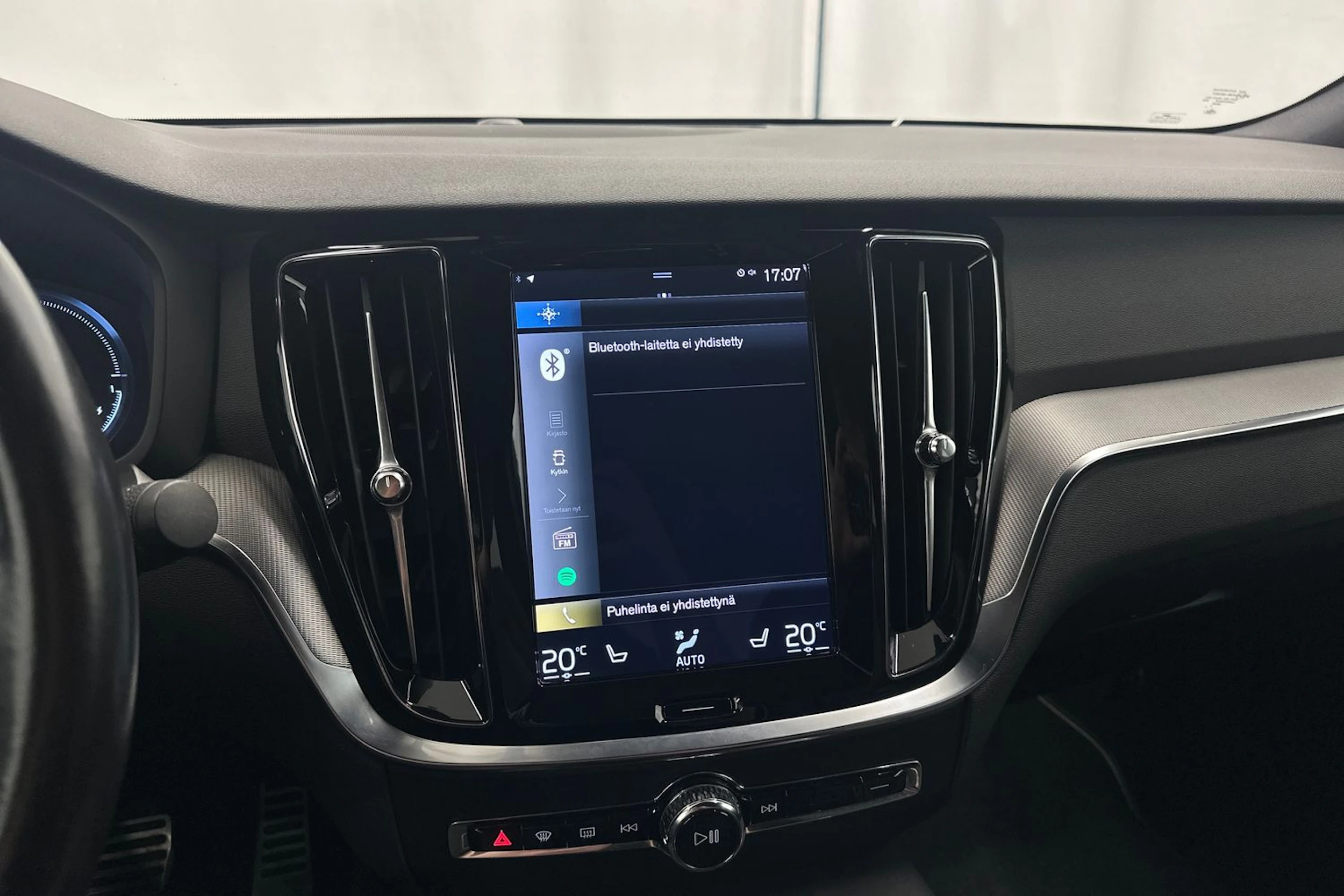 musta Volvo S60 2021 kuva 19.