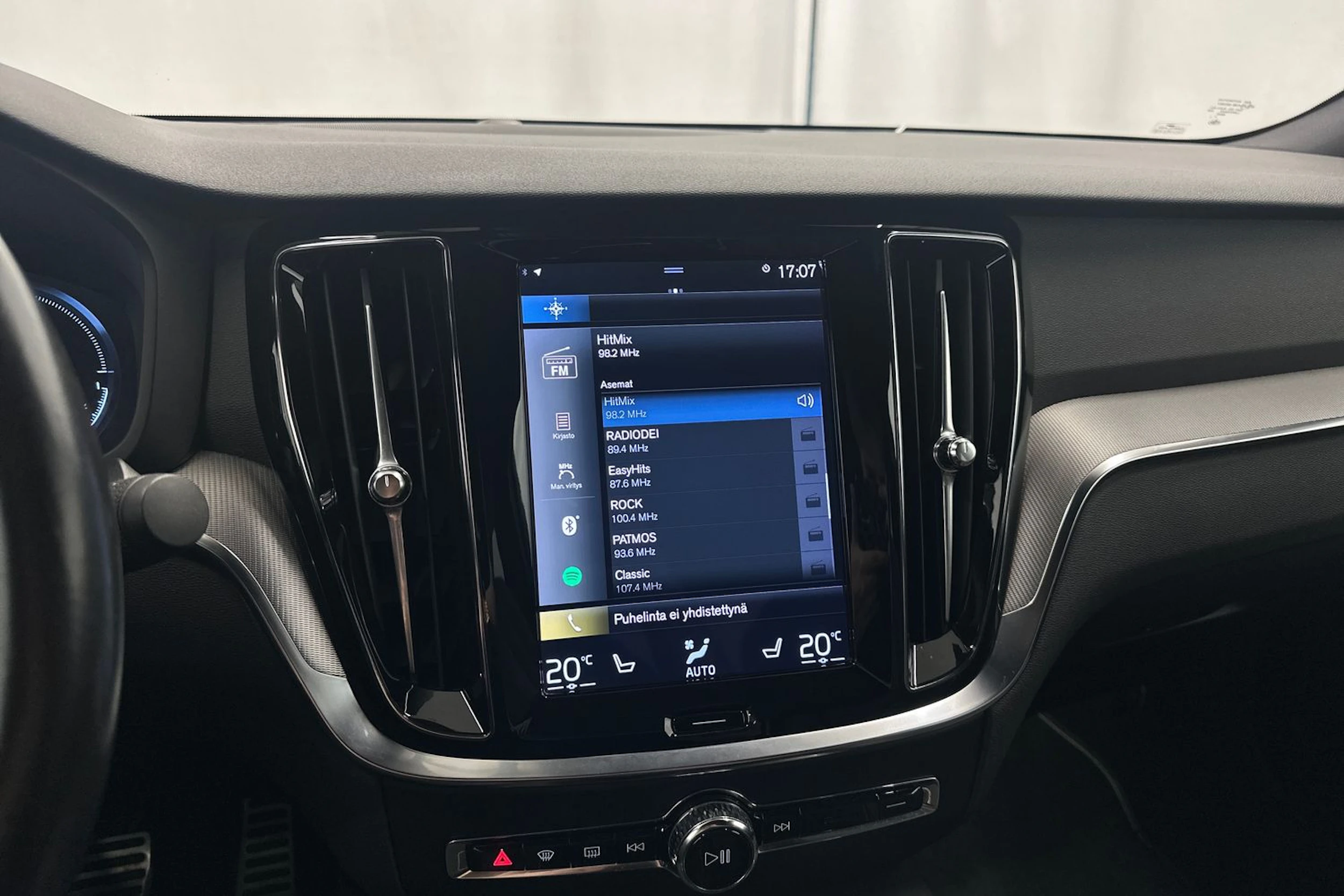 musta Volvo S60 2021 kuva 20.
