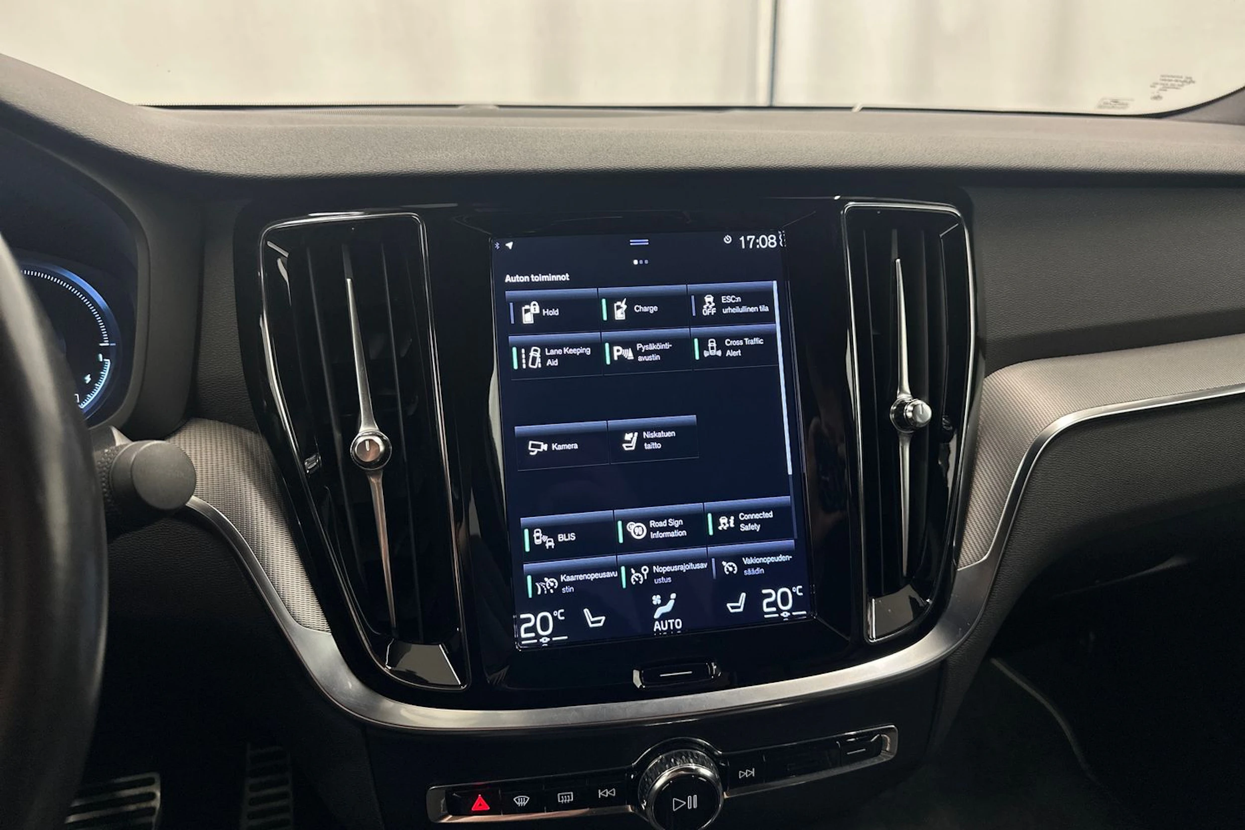 musta Volvo S60 2021 kuva 21.