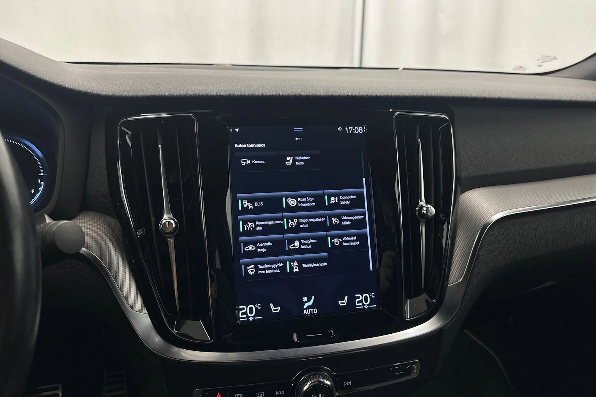 musta Volvo S60 2021 kuva 22.