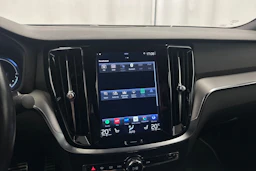 musta Volvo S60 2021 kuva 23.