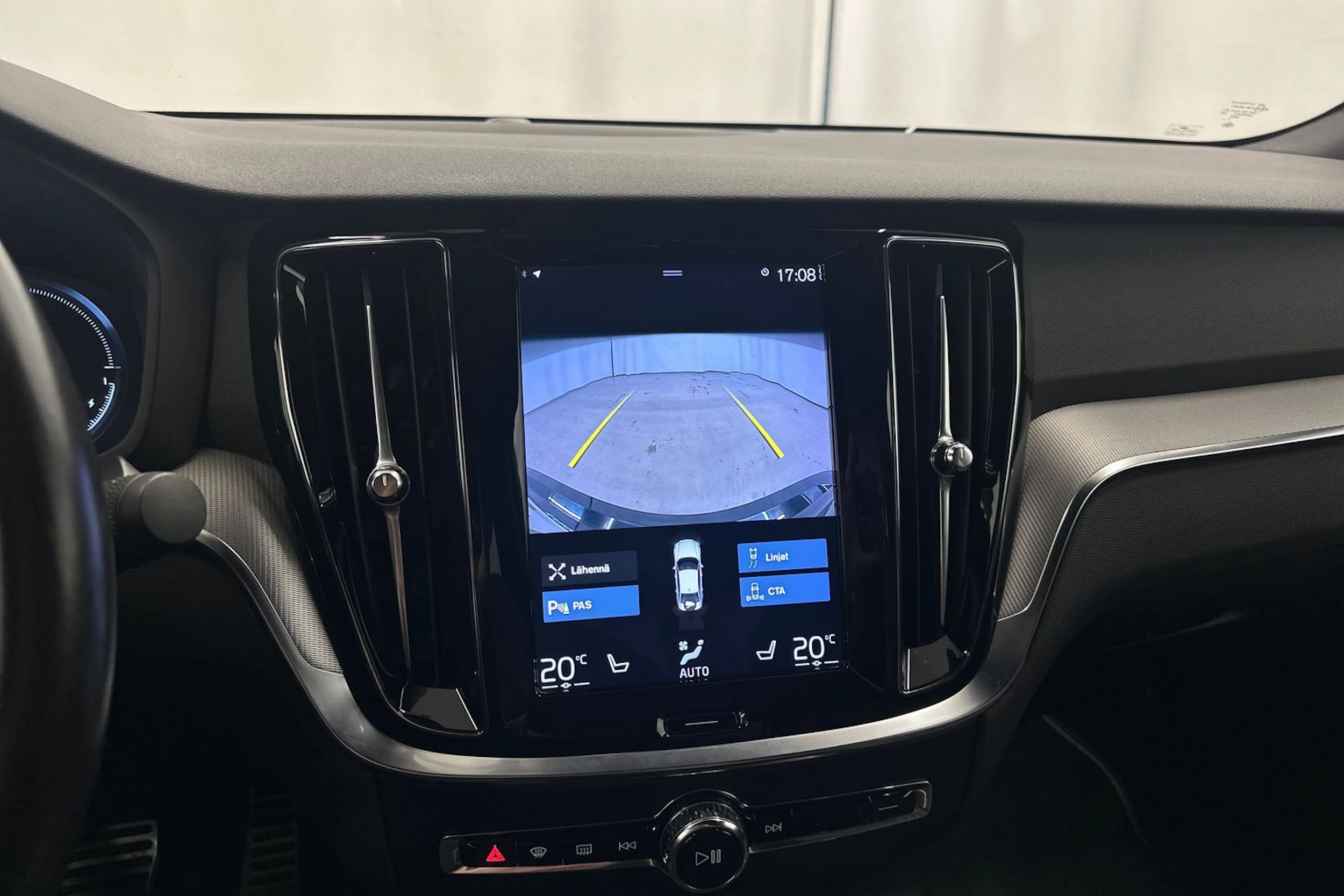 musta Volvo S60 2021 kuva 24.