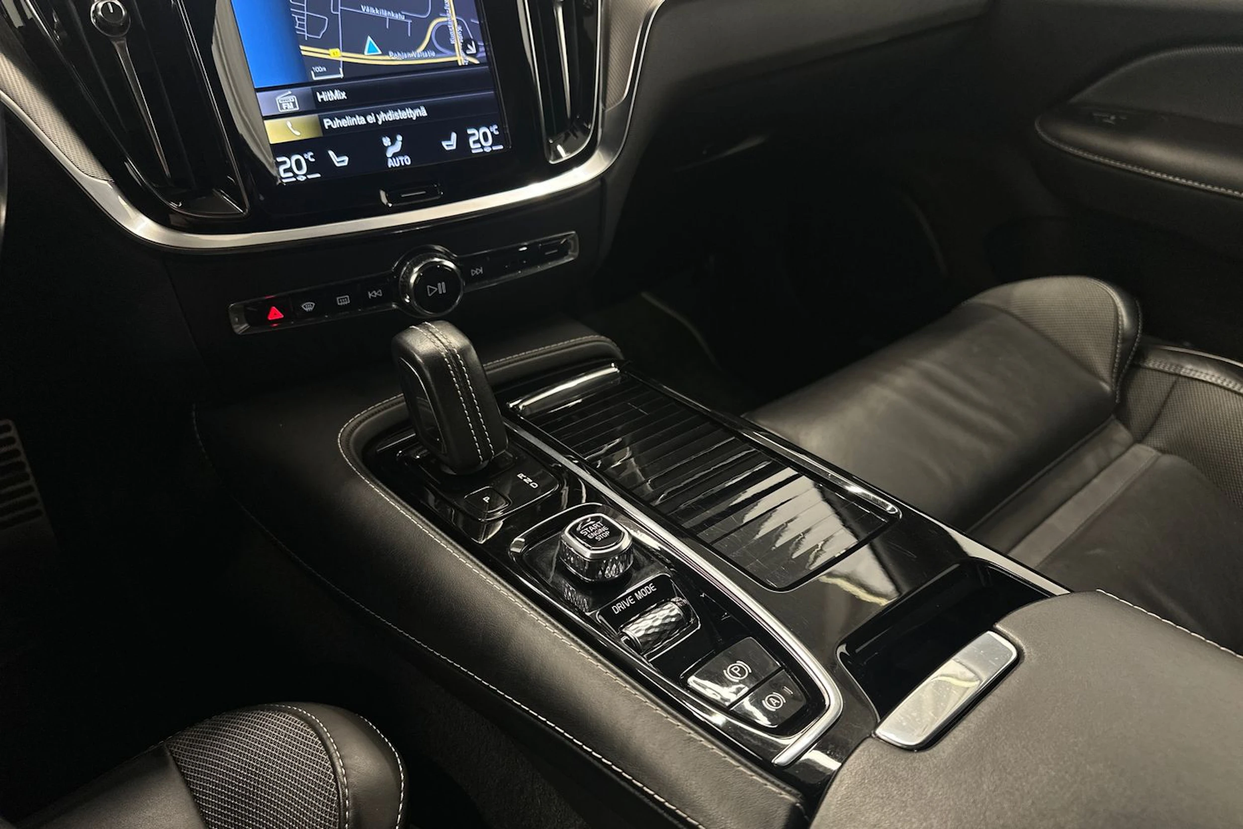 musta Volvo S60 2021 kuva 28.