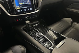 musta Volvo S60 2021 kuva 28.