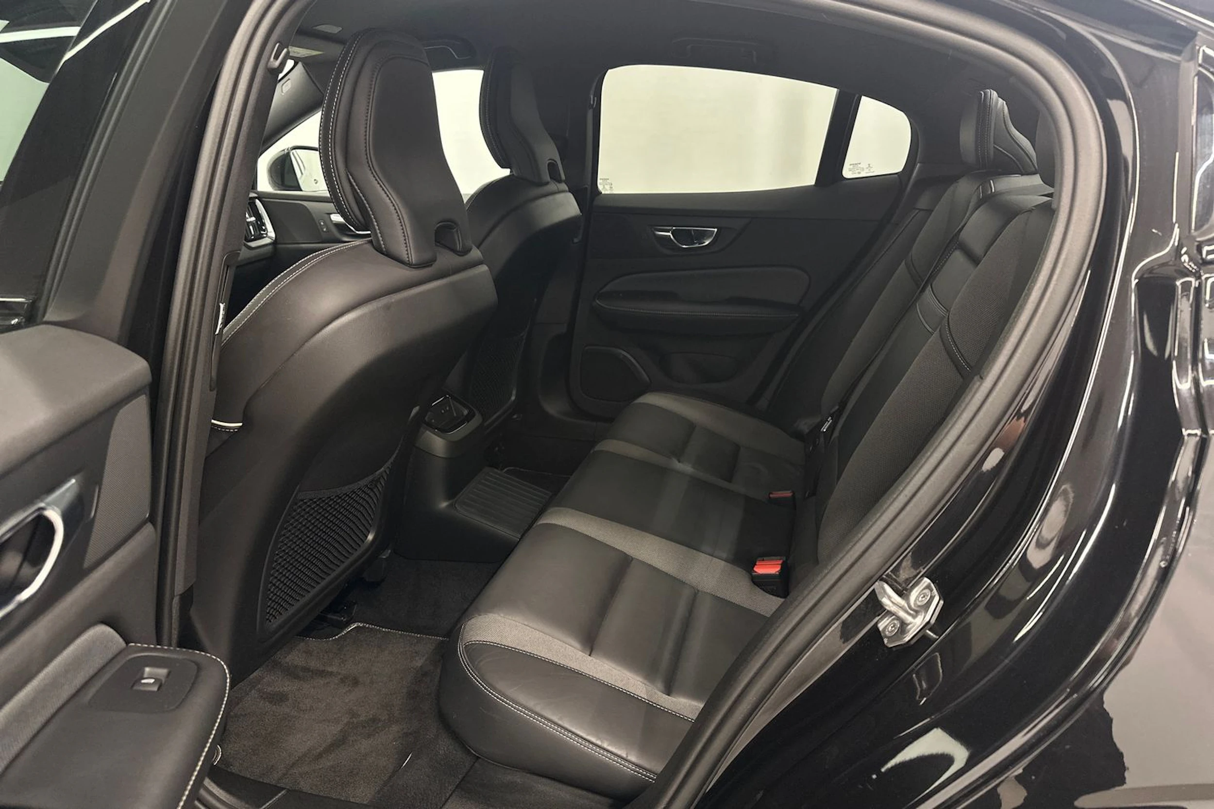 musta Volvo S60 2021 kuva 29.
