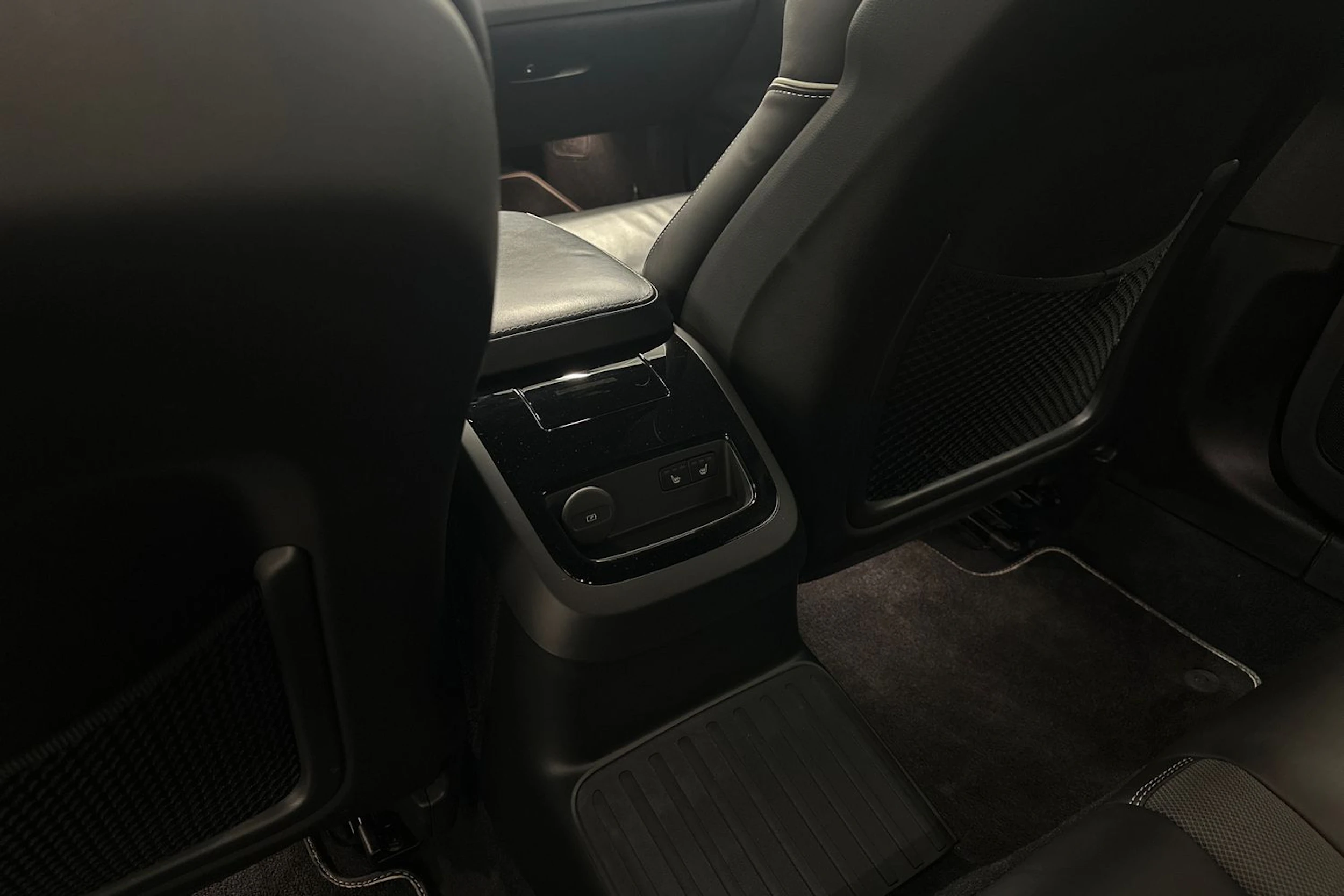musta Volvo S60 2021 kuva 30.