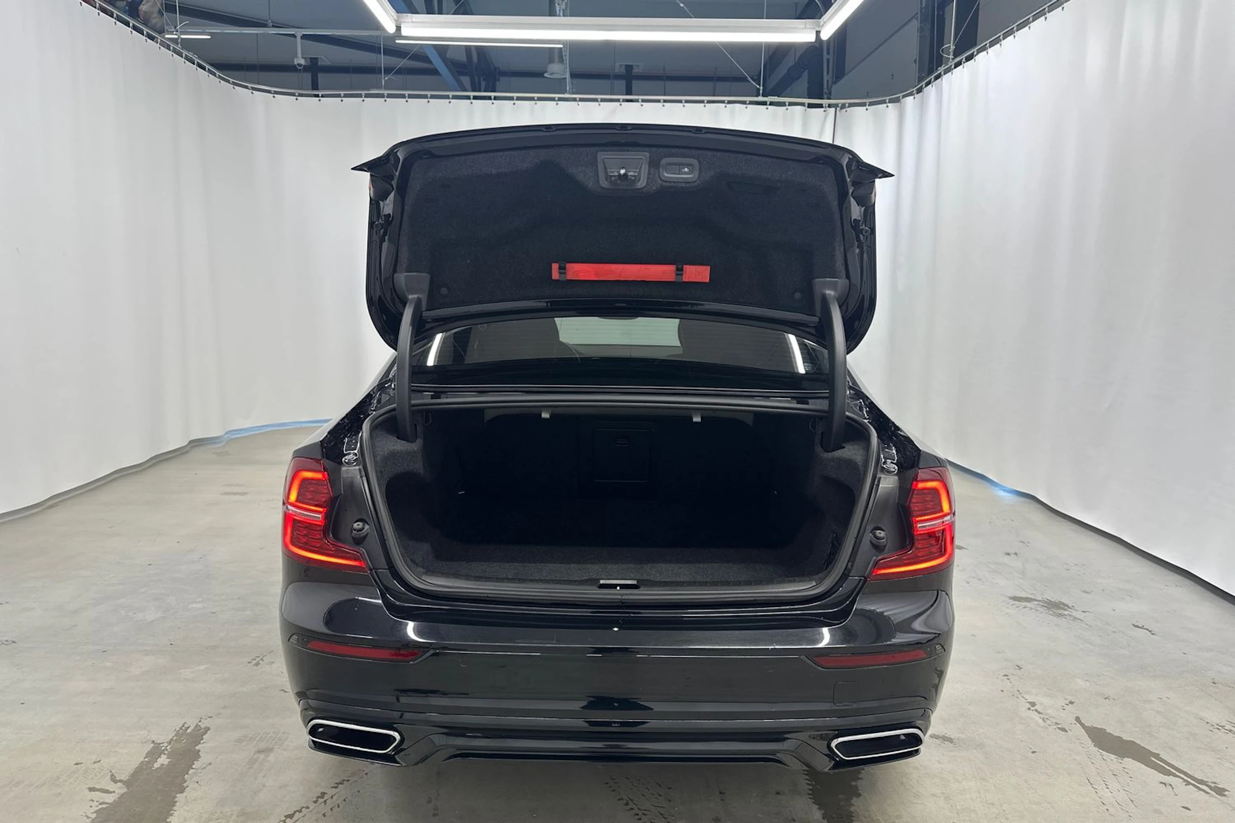 musta Volvo S60 2021 kuva 31.