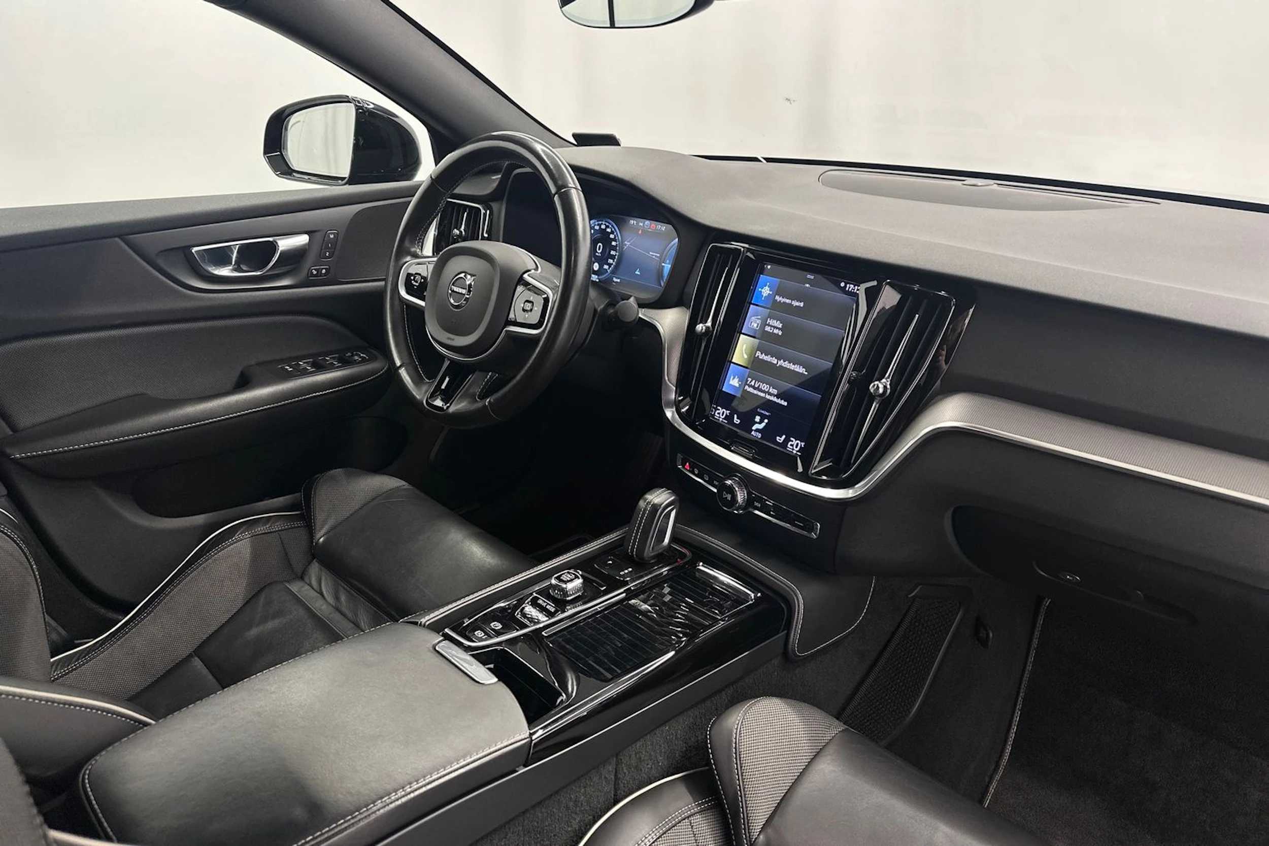 musta Volvo S60 2021 kuva 32.