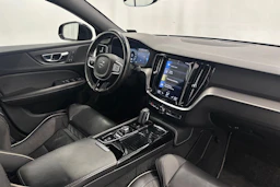 musta Volvo S60 2021 kuva 32.