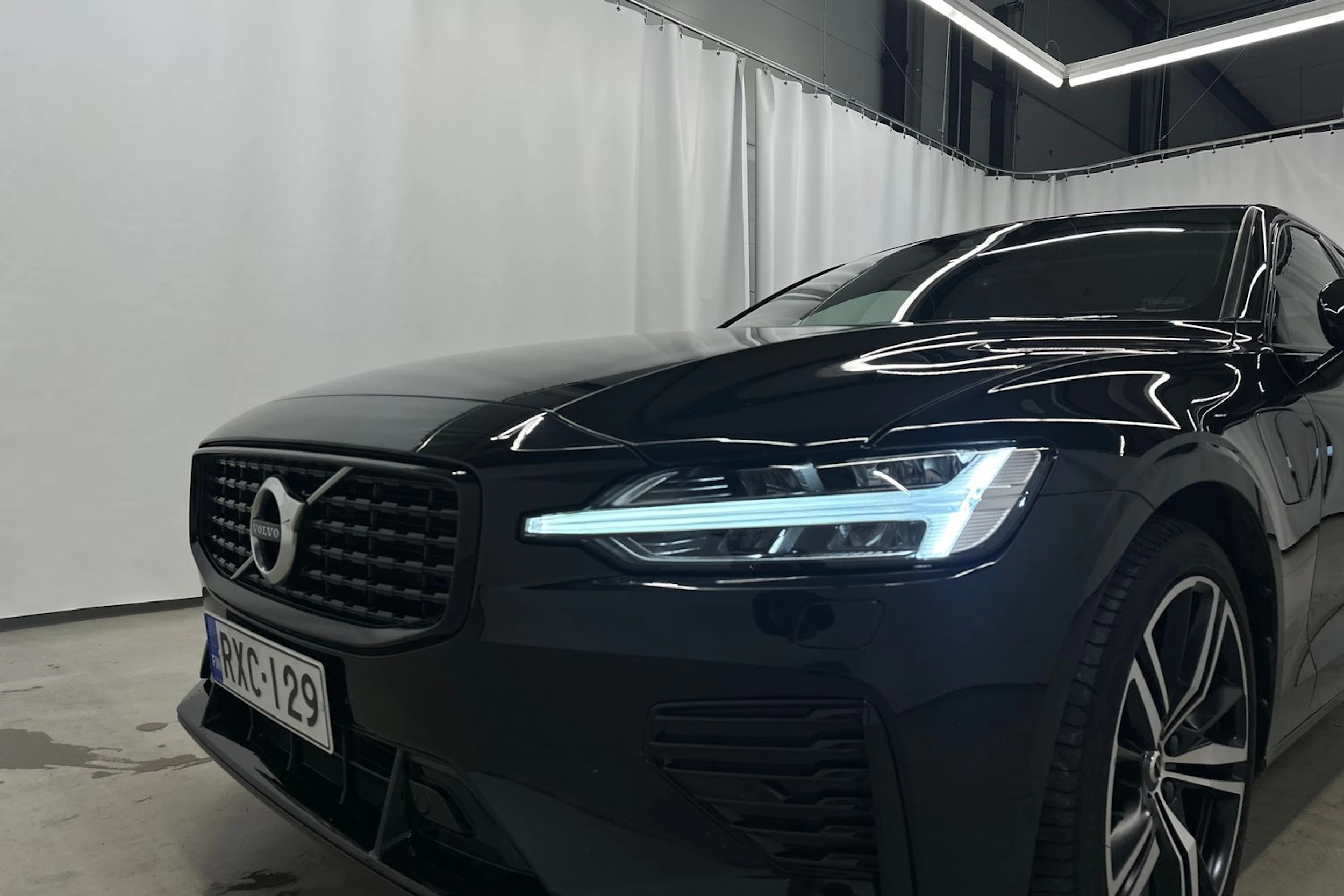 musta Volvo S60 2021 kuva 33.