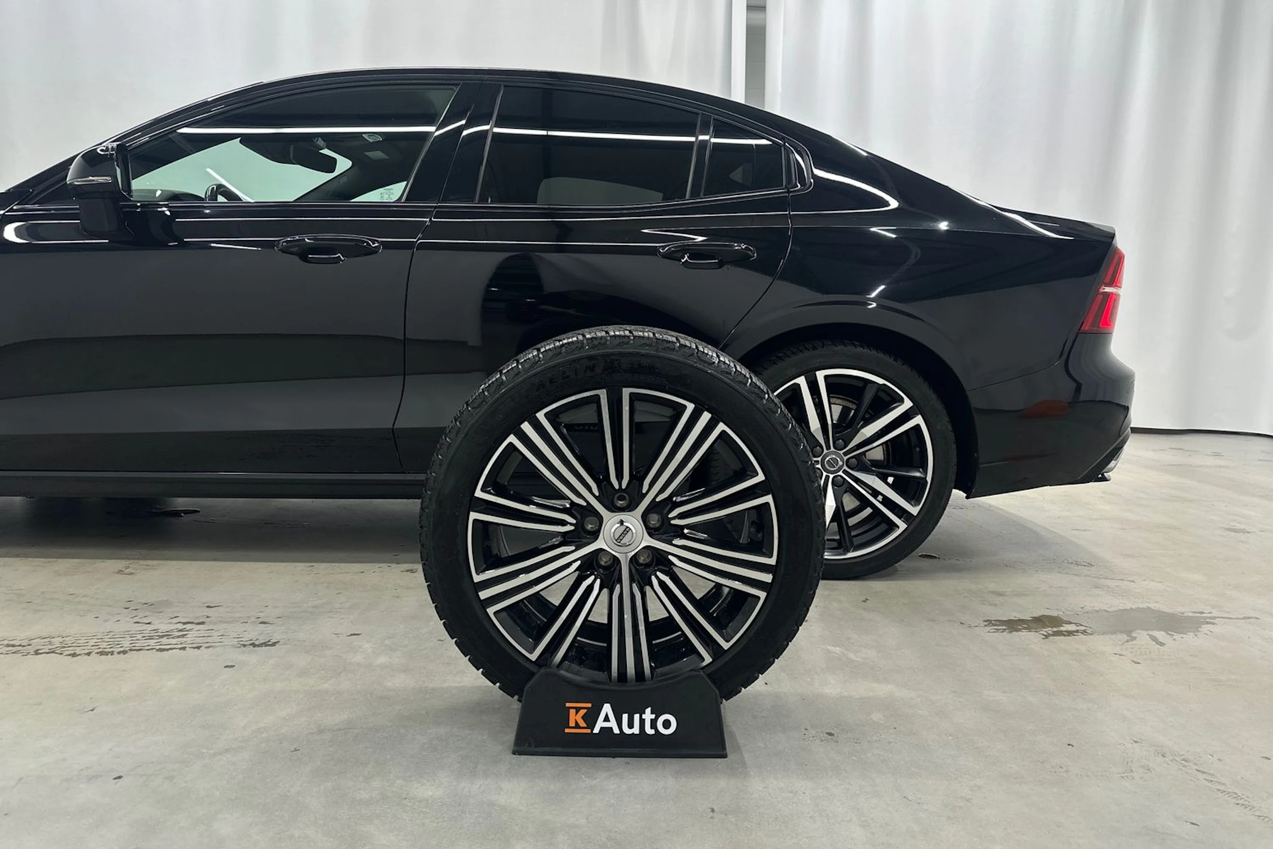 musta Volvo S60 2021 kuva 34.