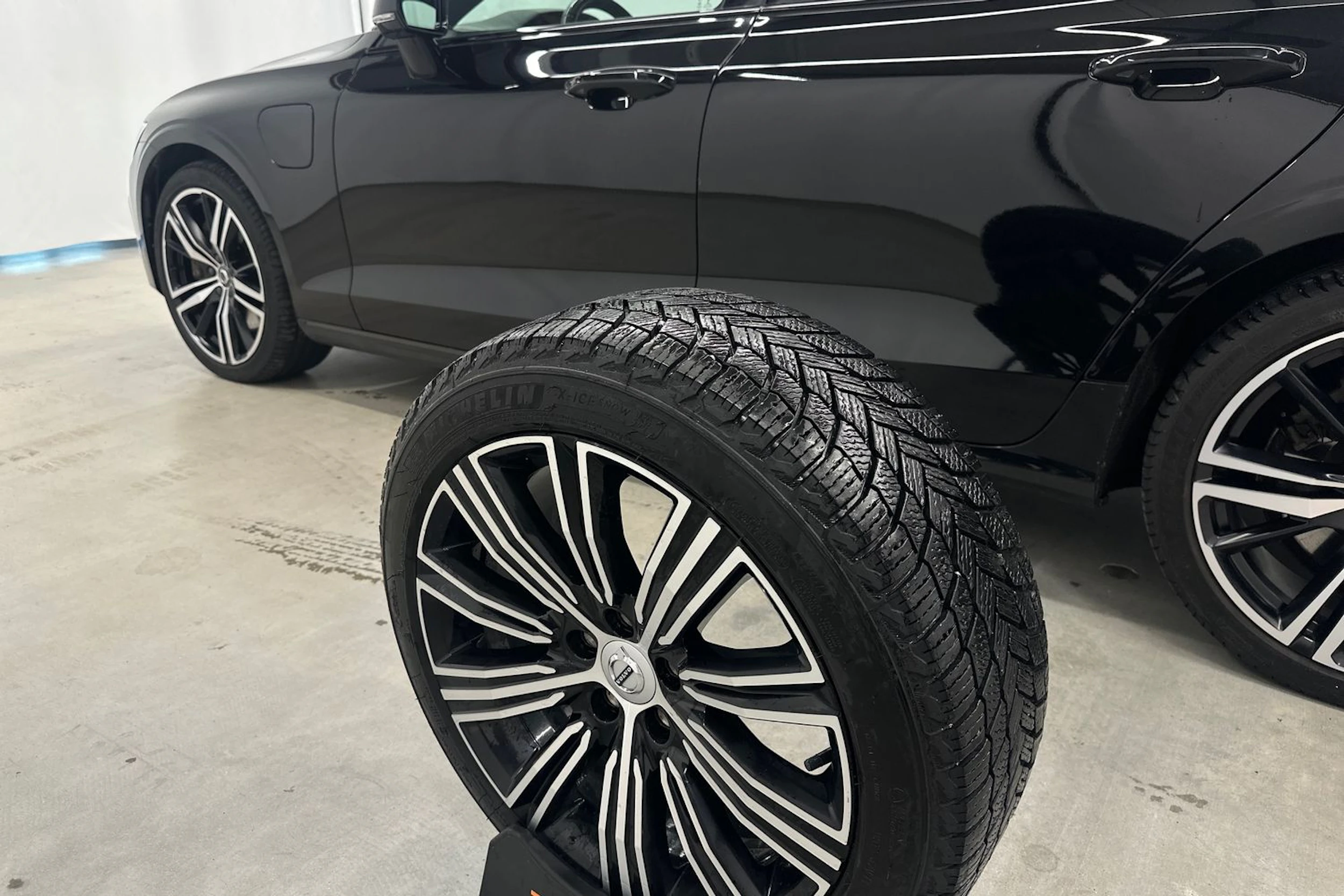 musta Volvo S60 2021 kuva 35.