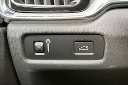 punainen Volvo S60 2021 kuva 17.