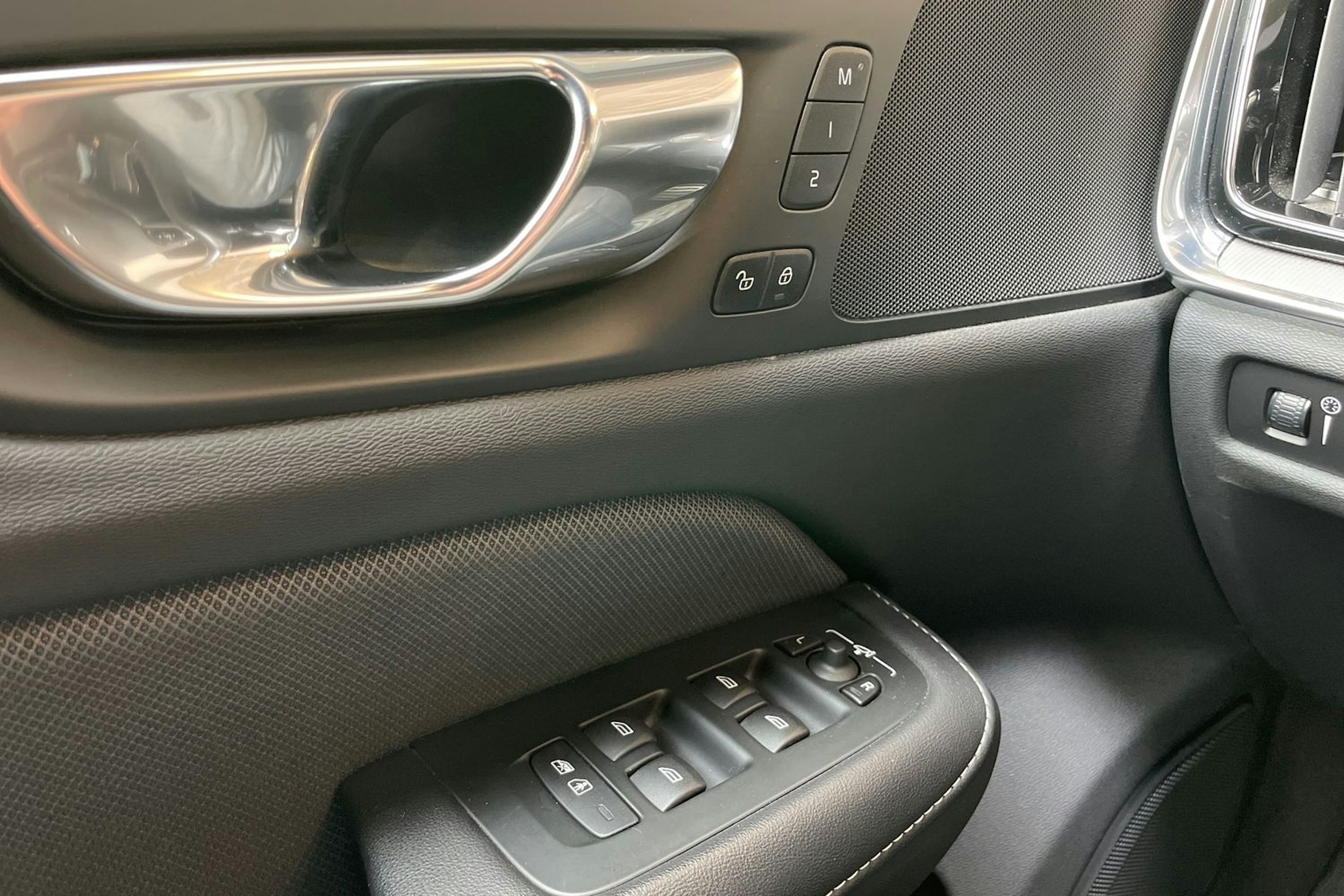 punainen Volvo S60 2021 kuva 18.
