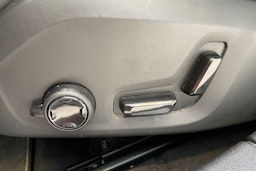 punainen Volvo S60 2021 kuva 19.