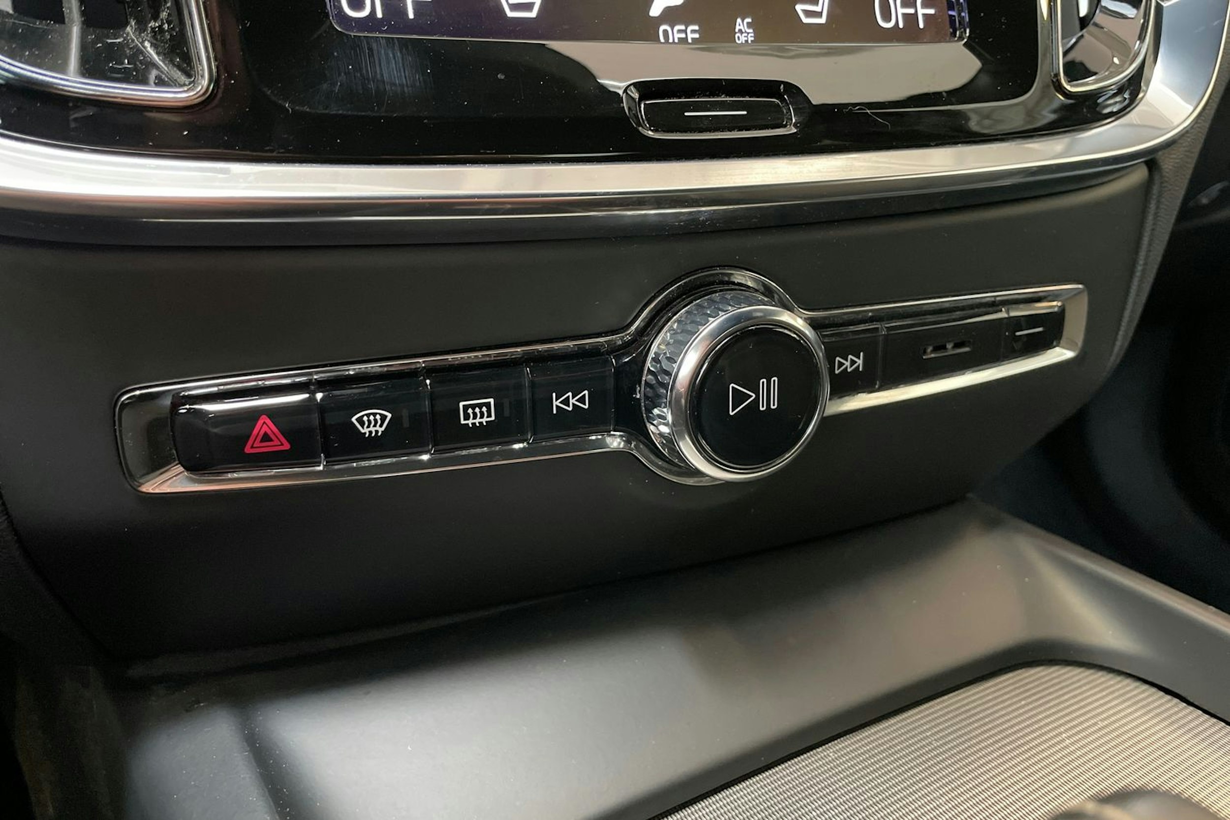 punainen Volvo S60 2021 kuva 23.