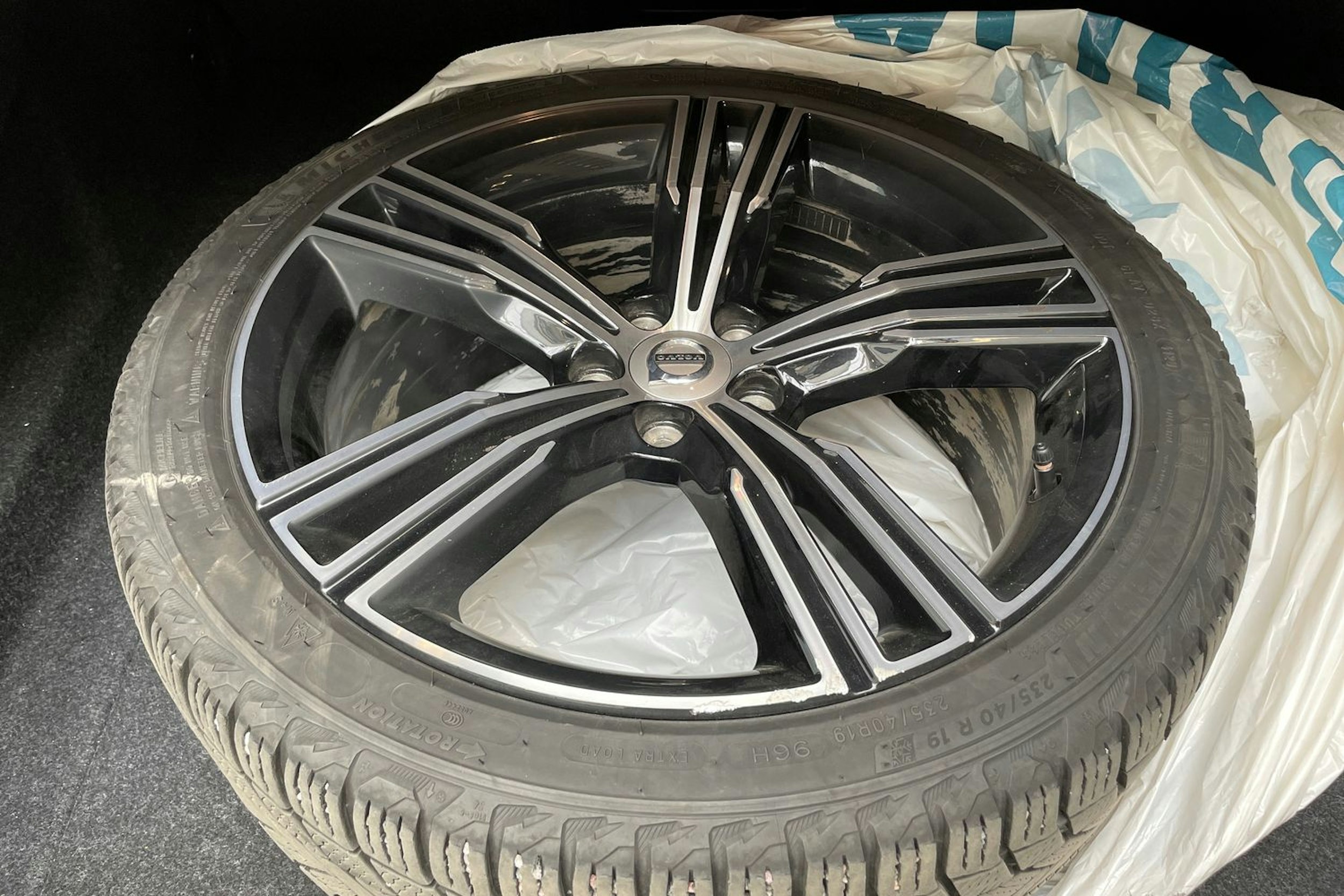 punainen Volvo S60 2021 kuva 27.