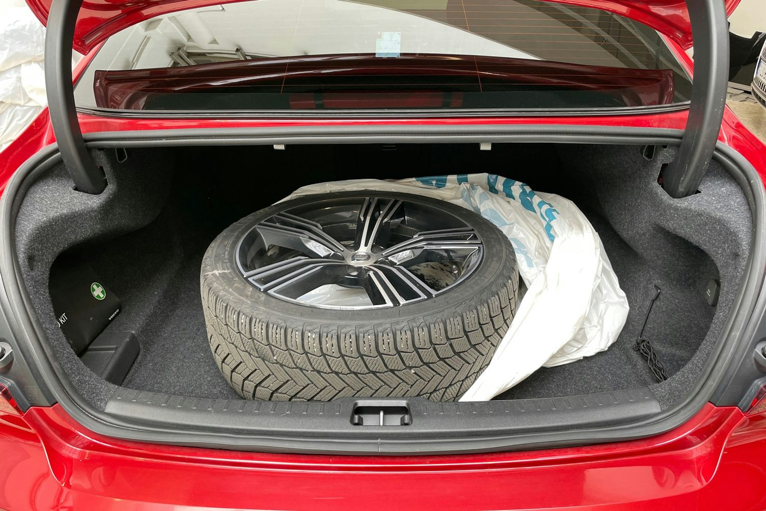 punainen Volvo S60 2021 kuva 28.