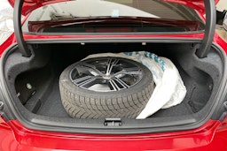 punainen Volvo S60 2021 kuva 28.