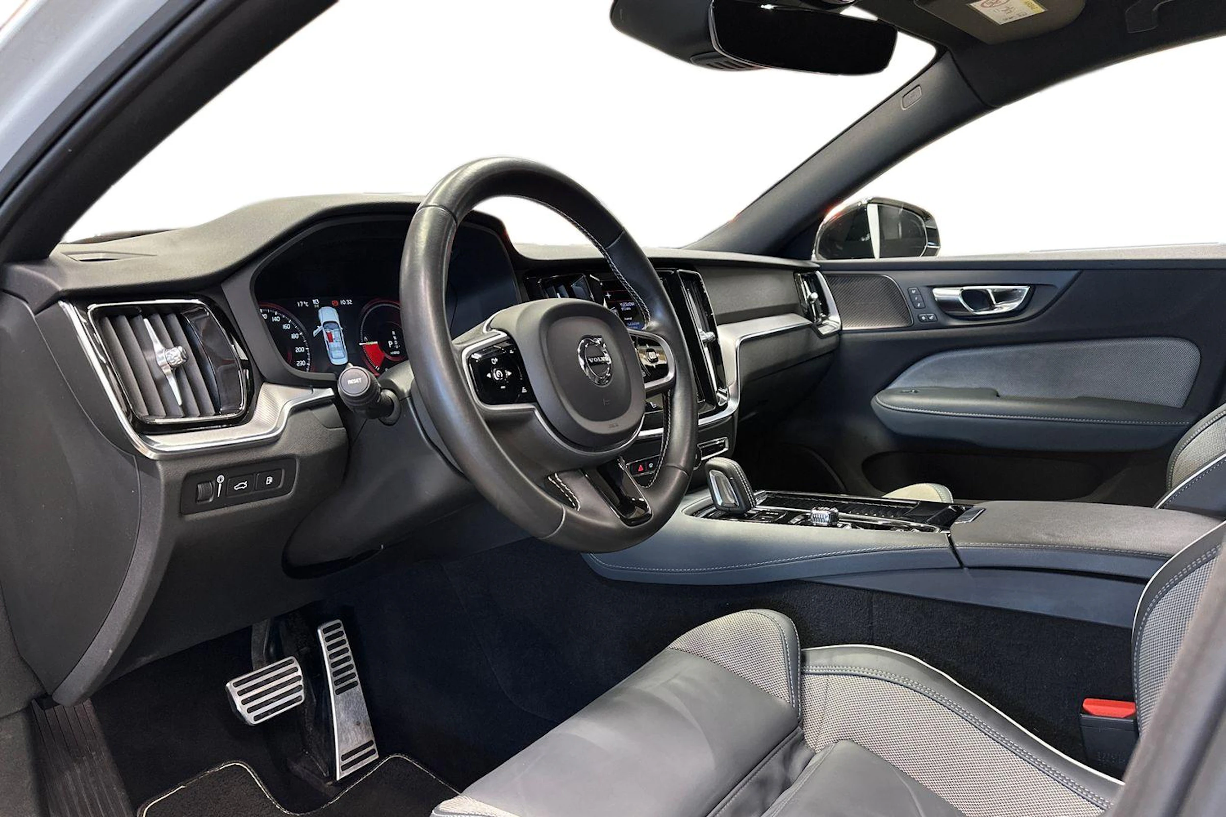 valkoinen Volvo S60 2021 kuva 8.