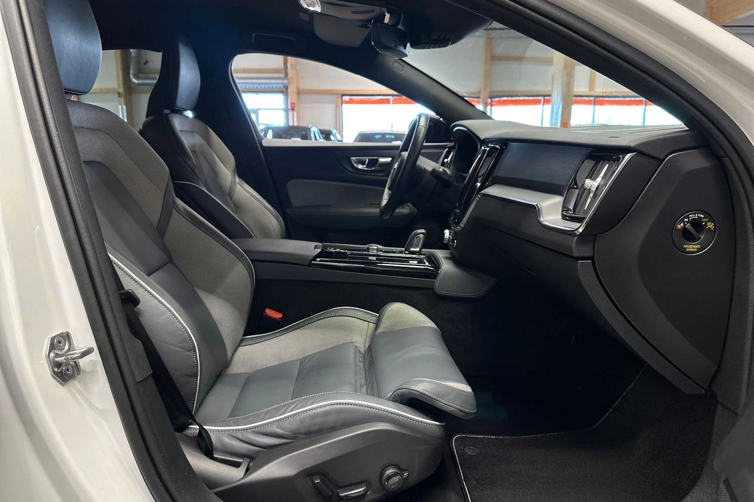 valkoinen Volvo S60 2021 kuva 15.