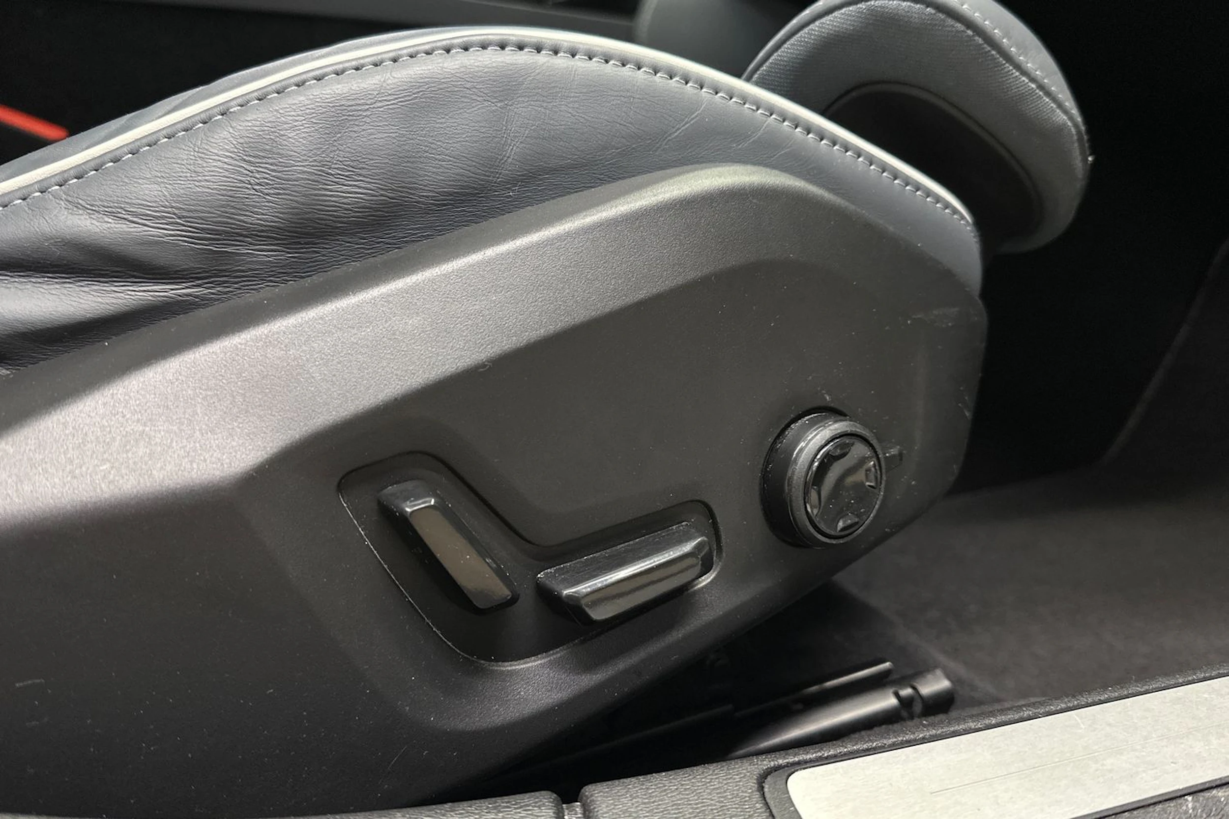 valkoinen Volvo S60 2021 kuva 16.