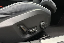 valkoinen Volvo S60 2021 kuva 16.