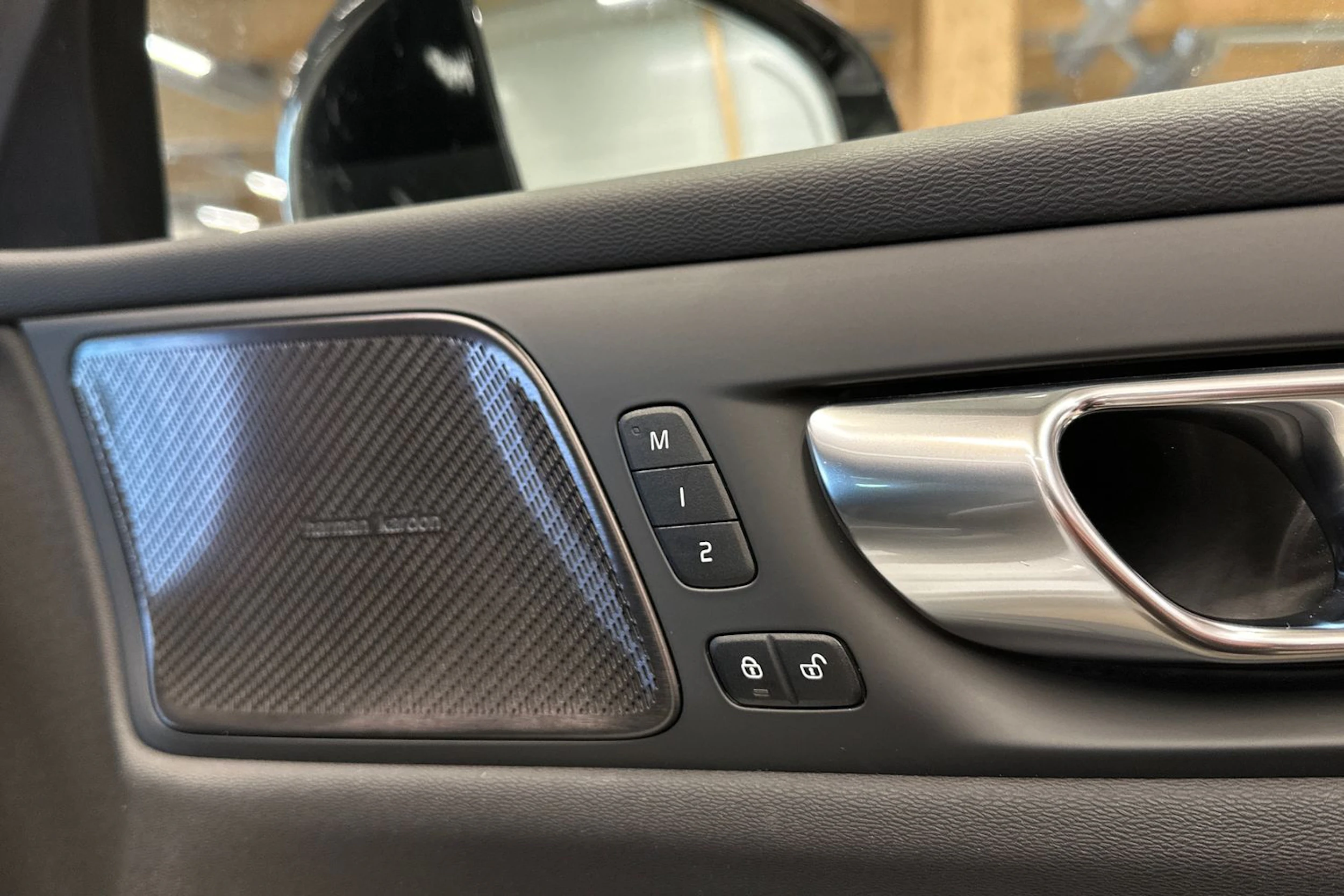 valkoinen Volvo S60 2021 kuva 17.