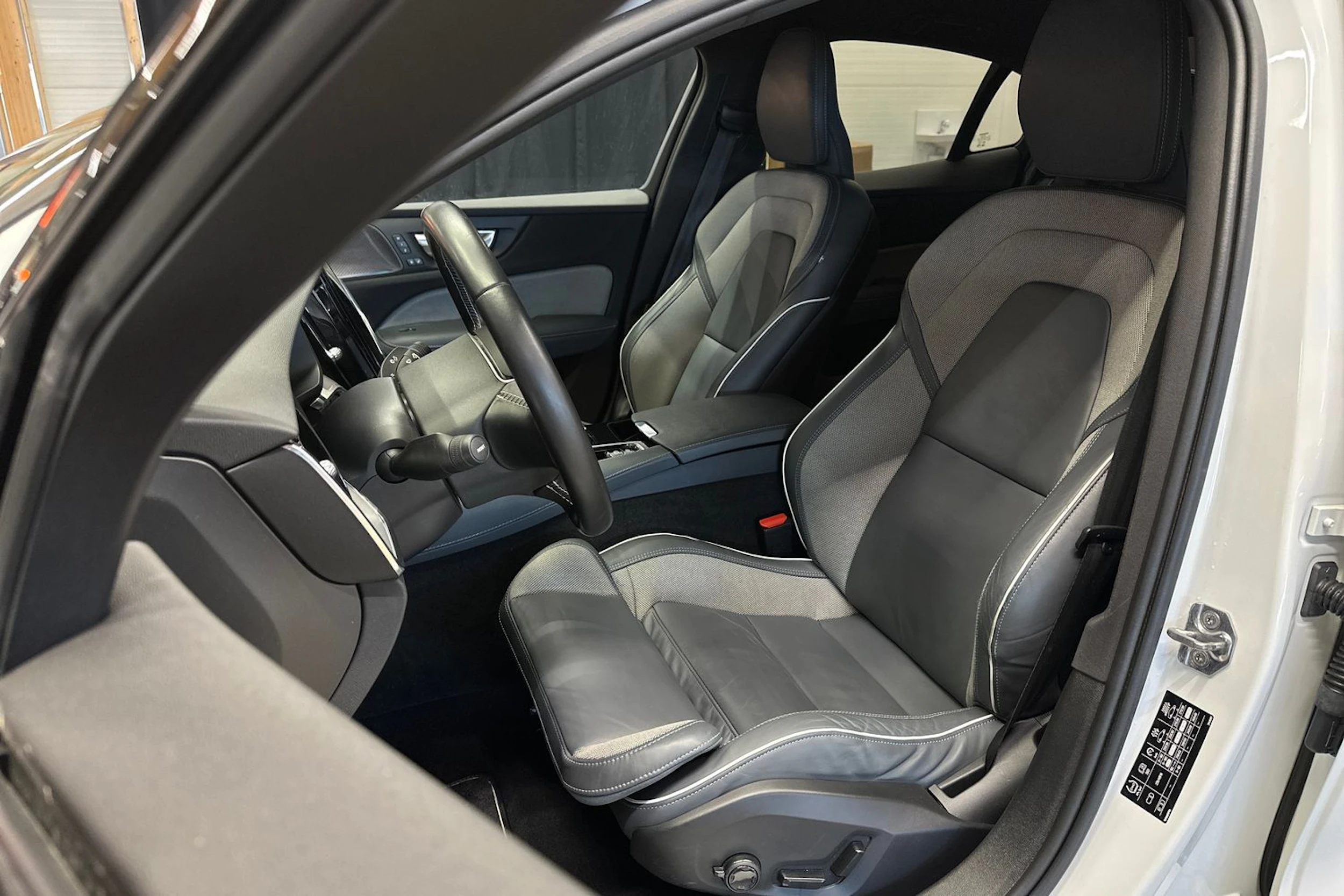 valkoinen Volvo S60 2021 kuva 19.