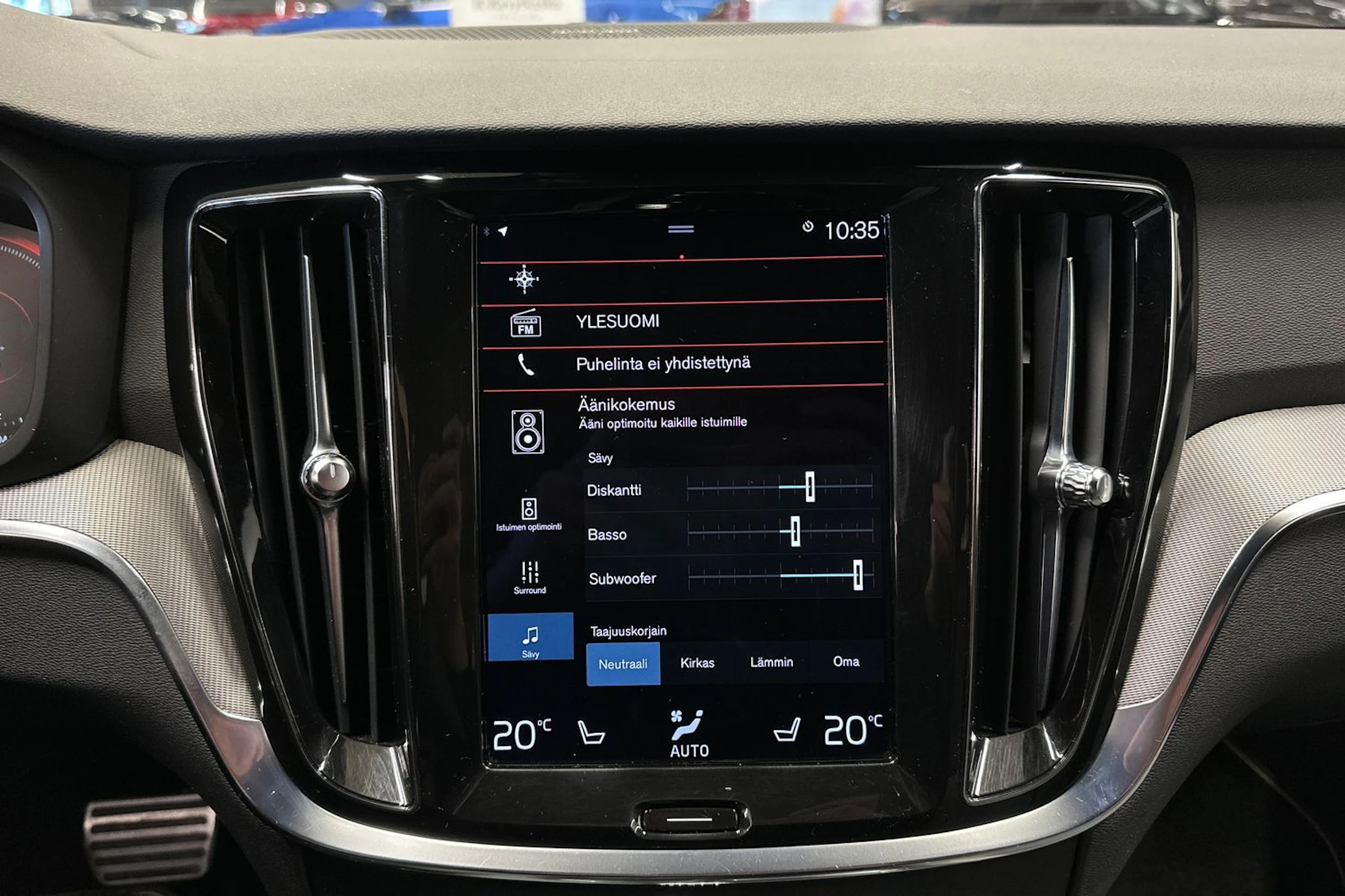 valkoinen Volvo S60 2021 kuva 22.