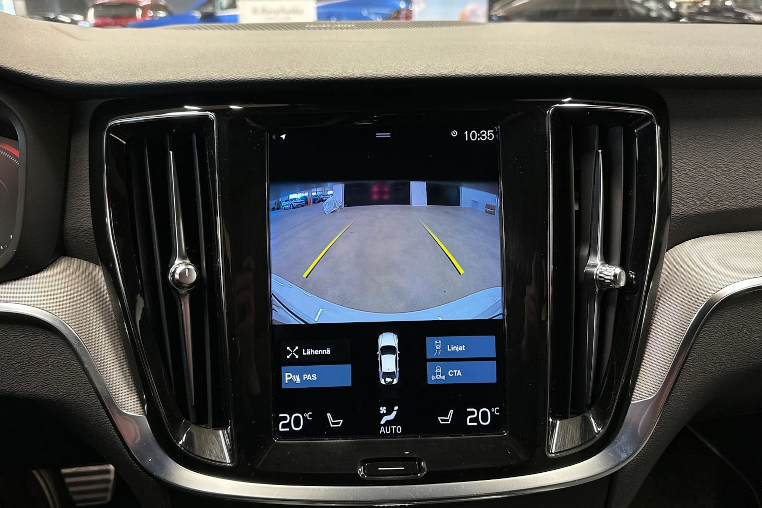 valkoinen Volvo S60 2021 kuva 23.