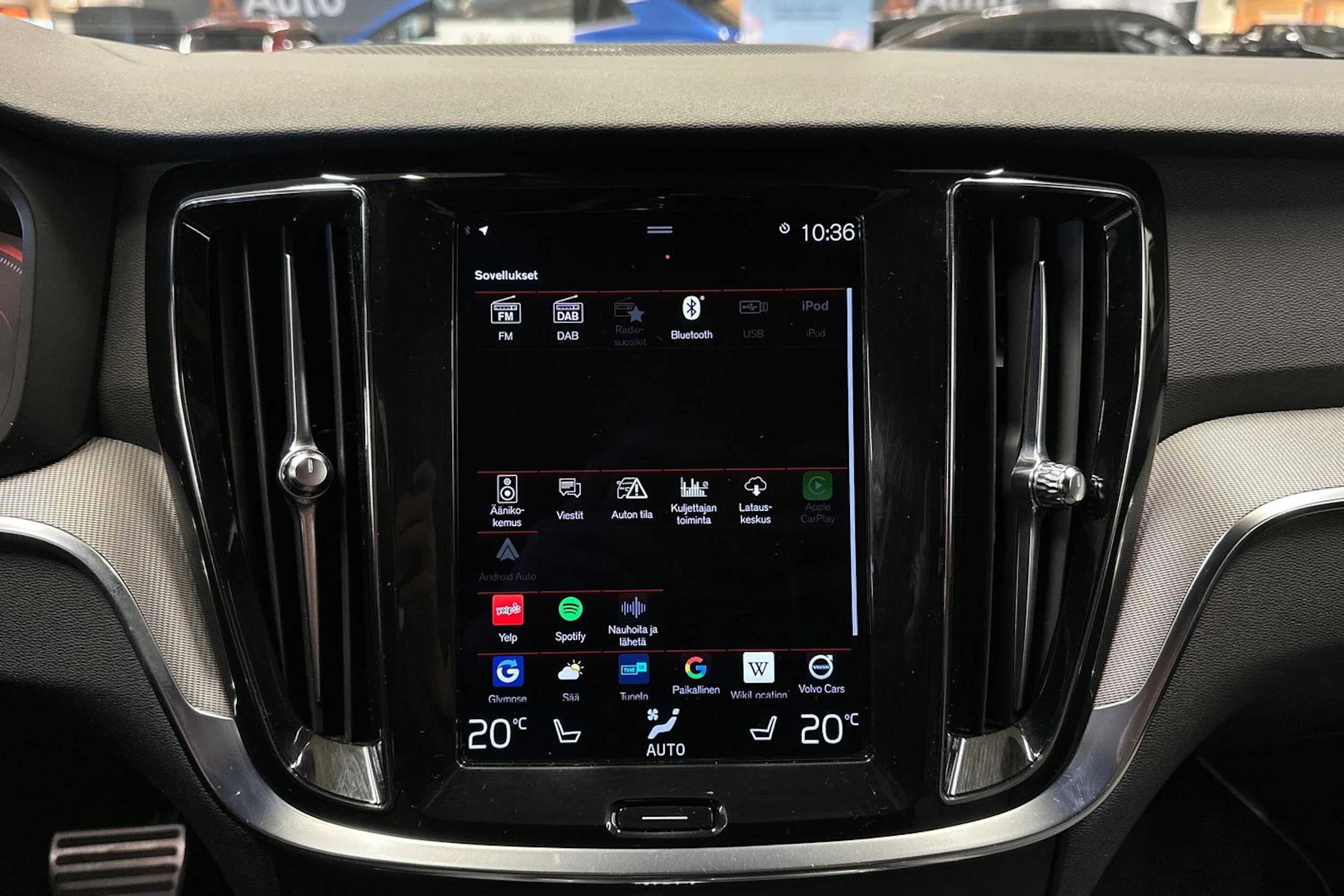 valkoinen Volvo S60 2021 kuva 24.