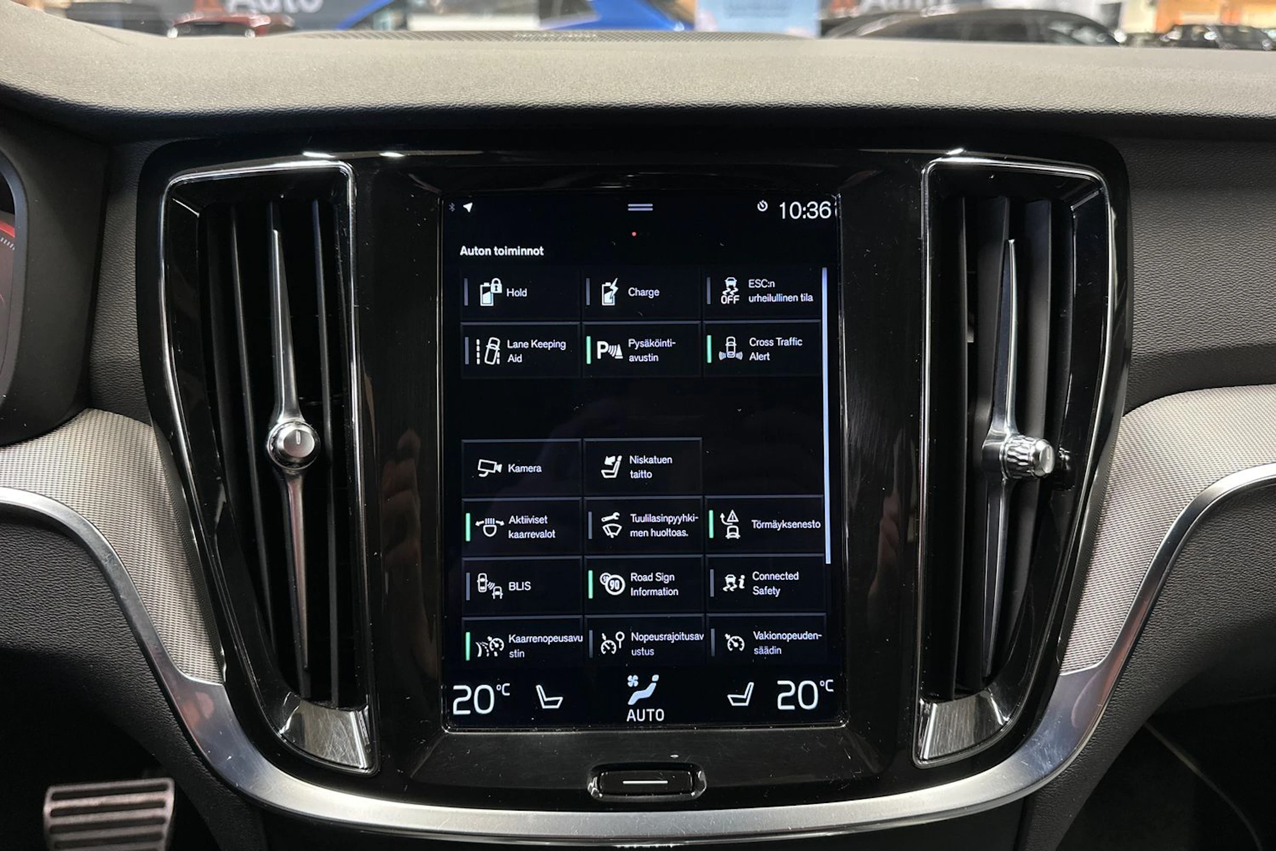 valkoinen Volvo S60 2021 kuva 25.