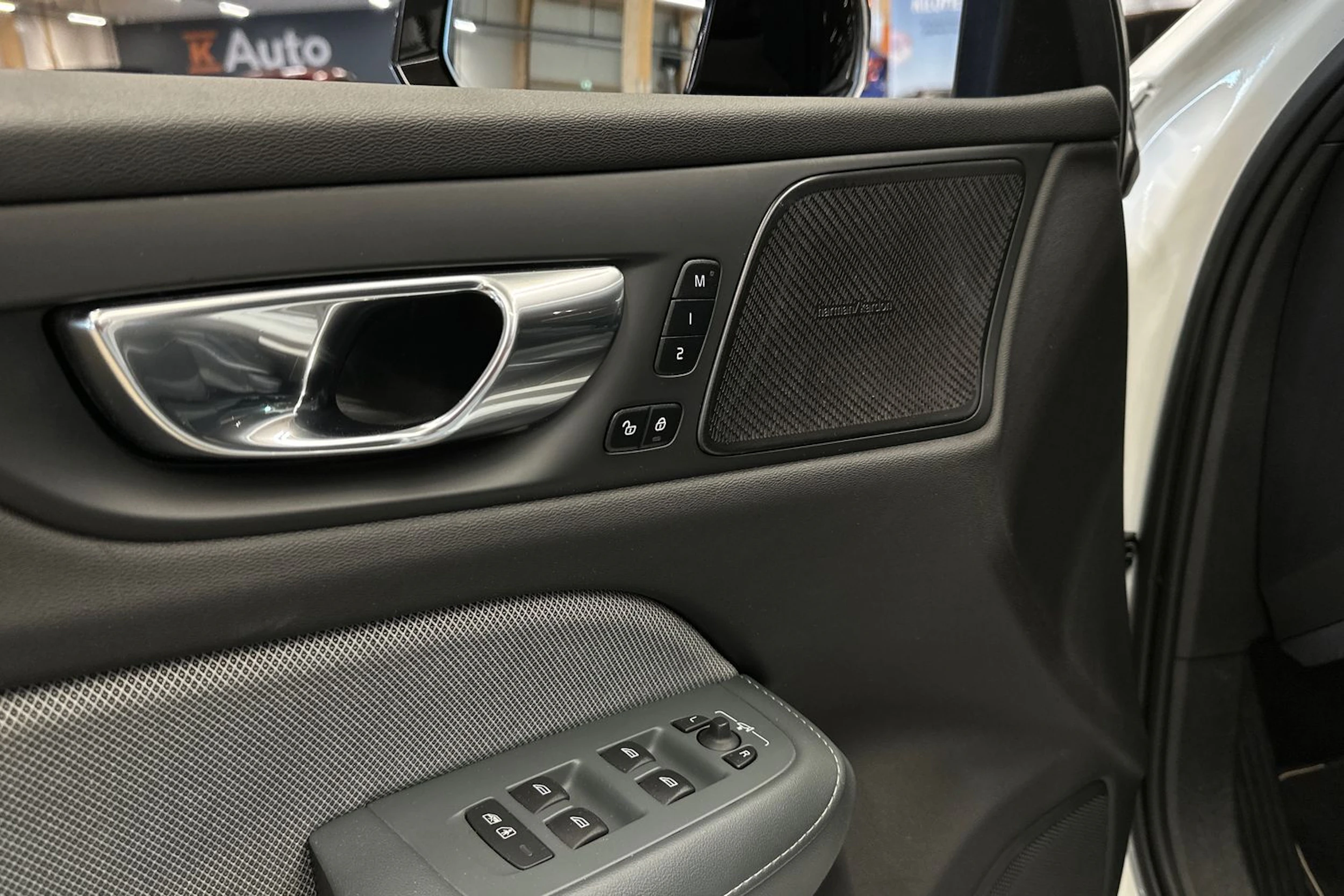 valkoinen Volvo S60 2021 kuva 32.